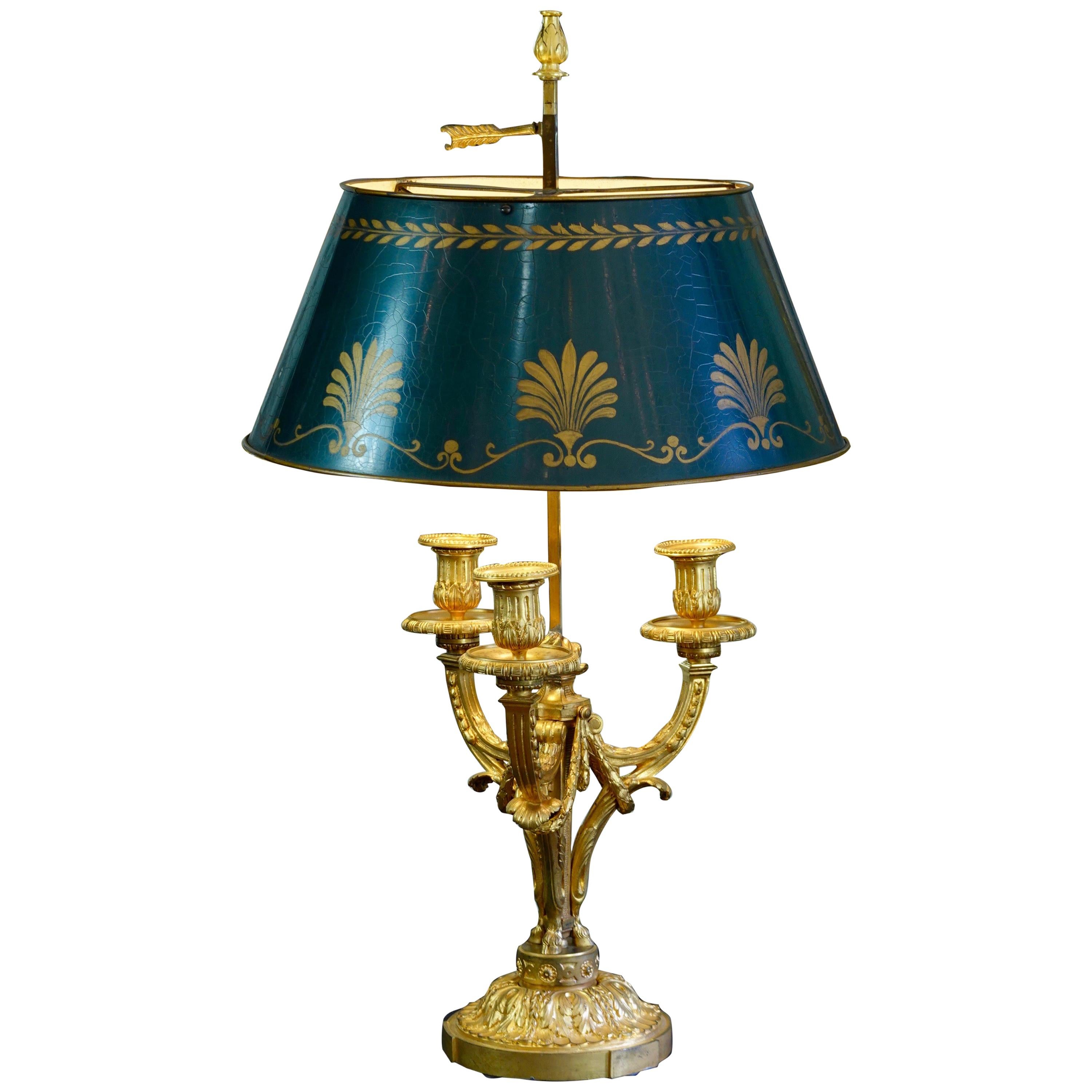 Lampe Bouillotte néoclassique française en bronze doré avec abat-jour en tôle