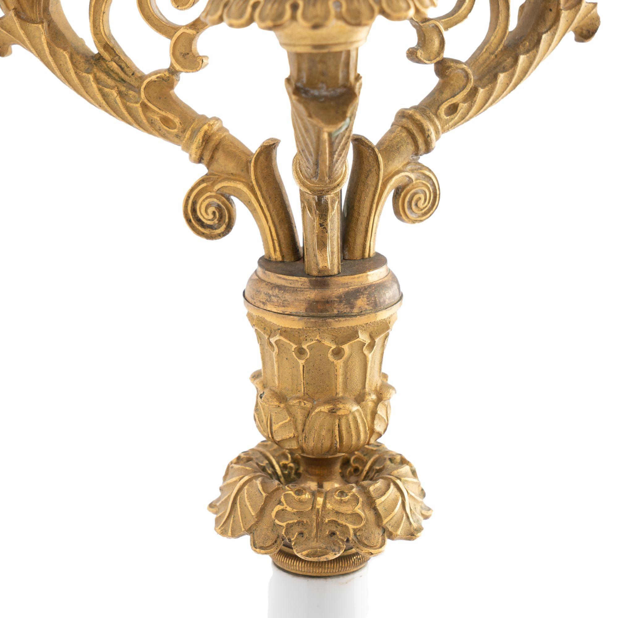 Französischer Kandelaber aus vergoldeter Bronze und Opalglas, 1815 im Angebot 6