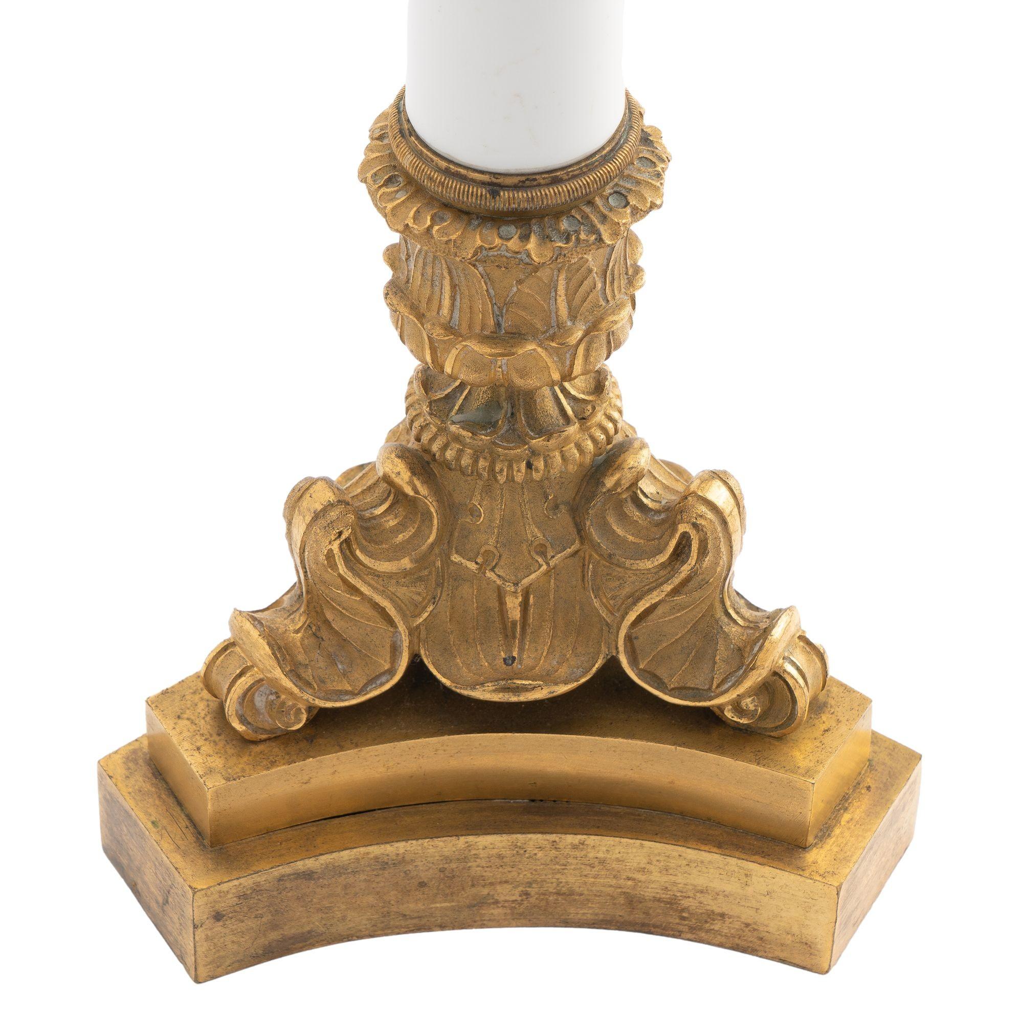 Candelabro francese in bronzo dorato e vetro opalino, 1815 in vendita 7