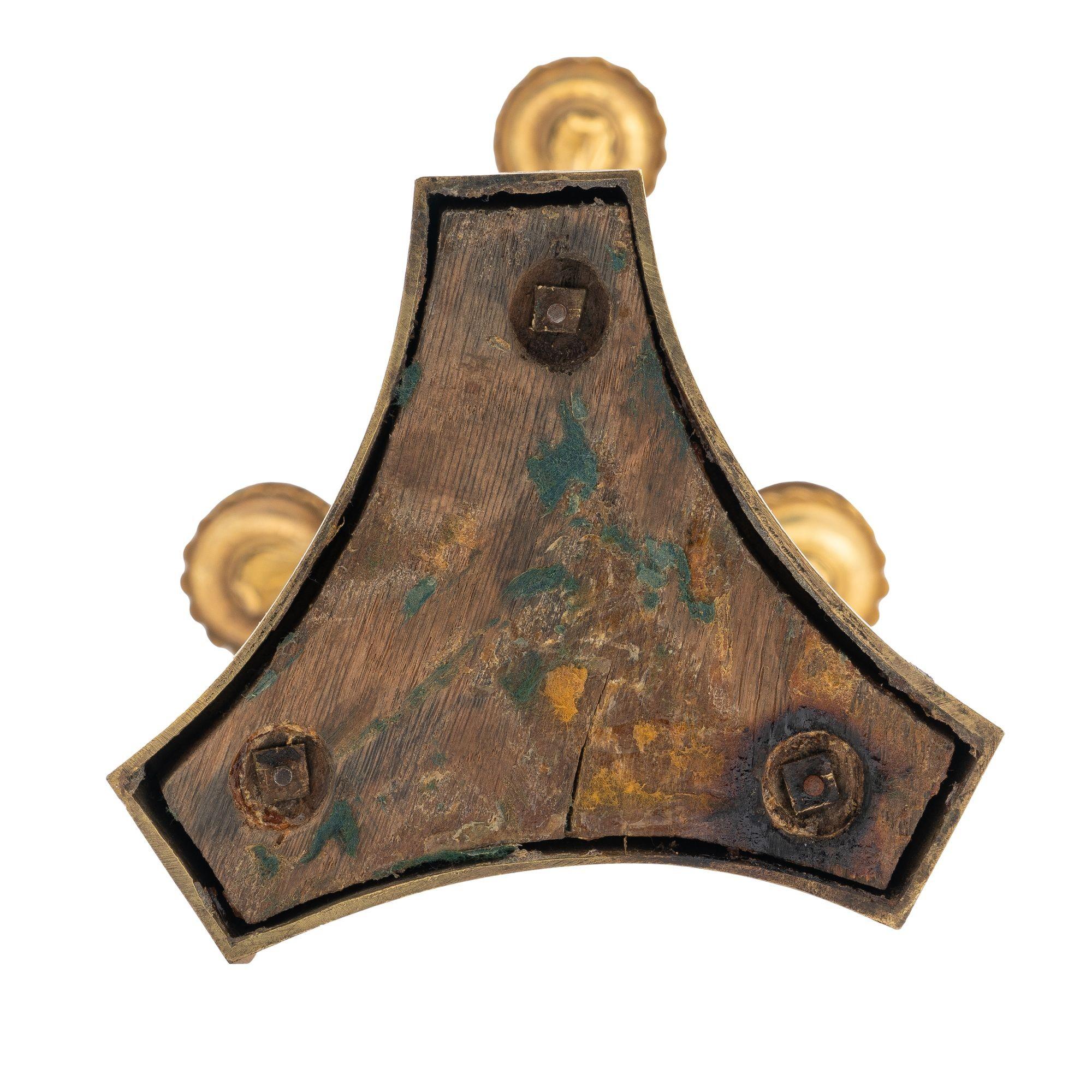 Französischer Kandelaber aus vergoldeter Bronze und Opalglas, 1815 im Angebot 10