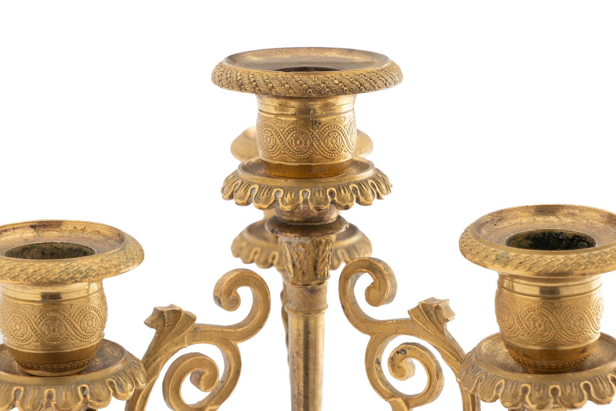Bronzo Candelabro francese in bronzo dorato e vetro opalino, 1815 in vendita