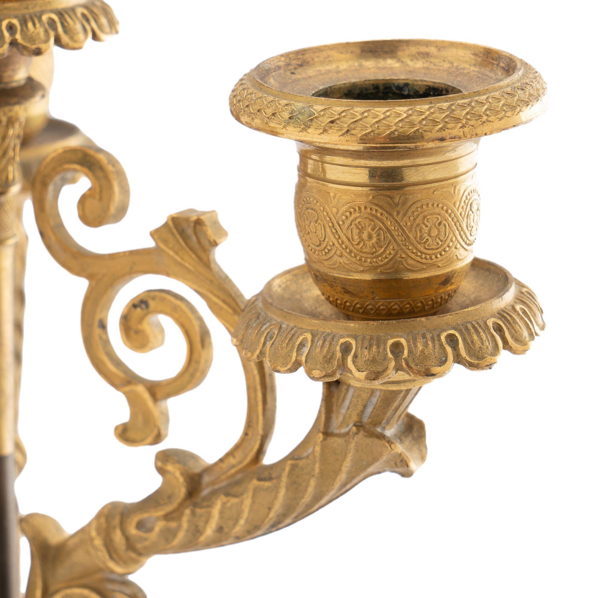 Französischer Kandelaber aus vergoldeter Bronze und Opalglas, 1815 im Angebot 4