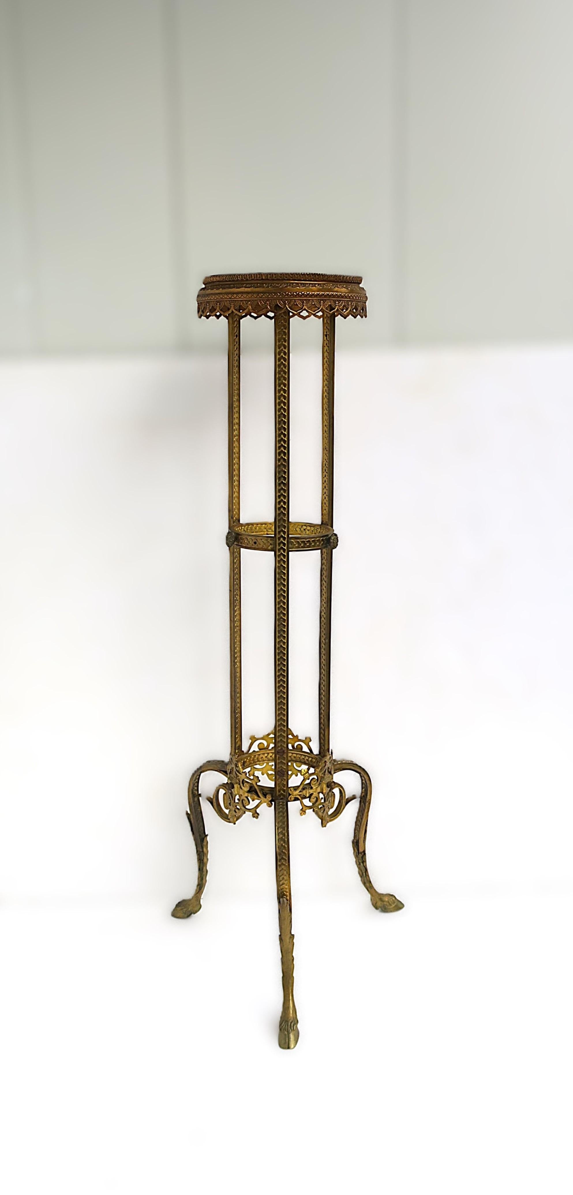 Beachtlicher französischer Pflanzensockel aus vergoldeter Bronze im Empire-Stil, zugeschrieben dem Hersteller Maison Jansen, um das 20. Jahrhundert, Frankreich. Der runde Aufsatz ist aus kupferfarbener, vergoldeter Bronze, die Säule und der