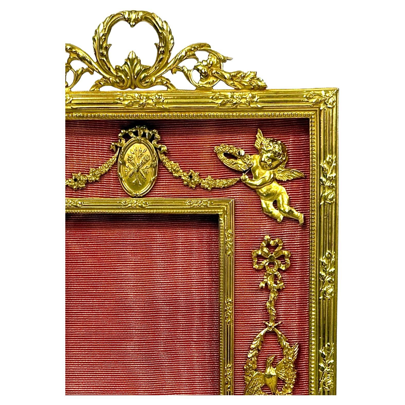 Francese Cornice francese in bronzo dorato con tessuto in seta Fabrice in vendita