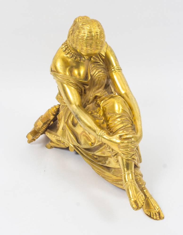 Doré Sculpture française en bronze doré représentant la poétesse Sappho assise:: J. Pradier:: XIXe siècle