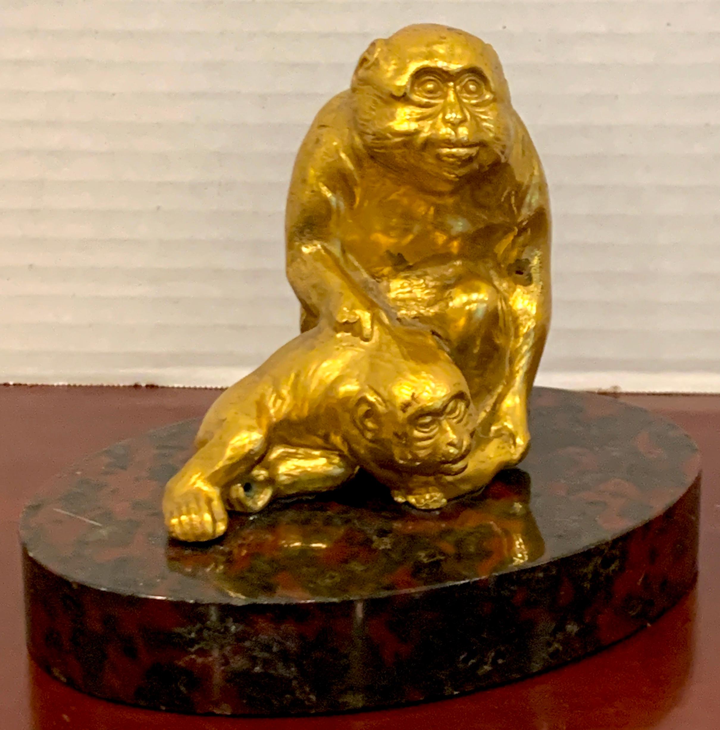 Belle Époque Sculpture française en bronze doré représentant des singes assis en vente