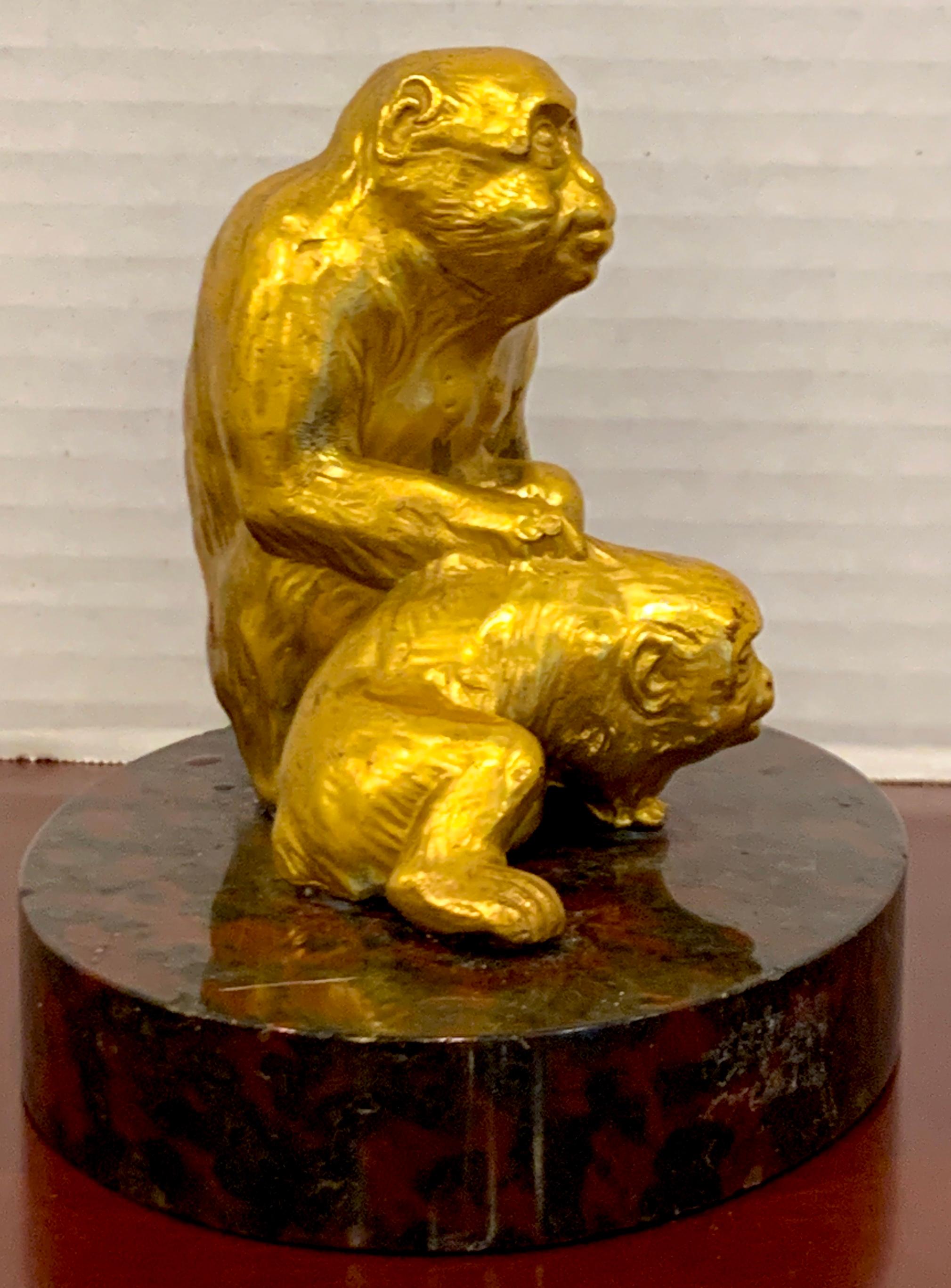 Français Sculpture française en bronze doré représentant des singes assis en vente