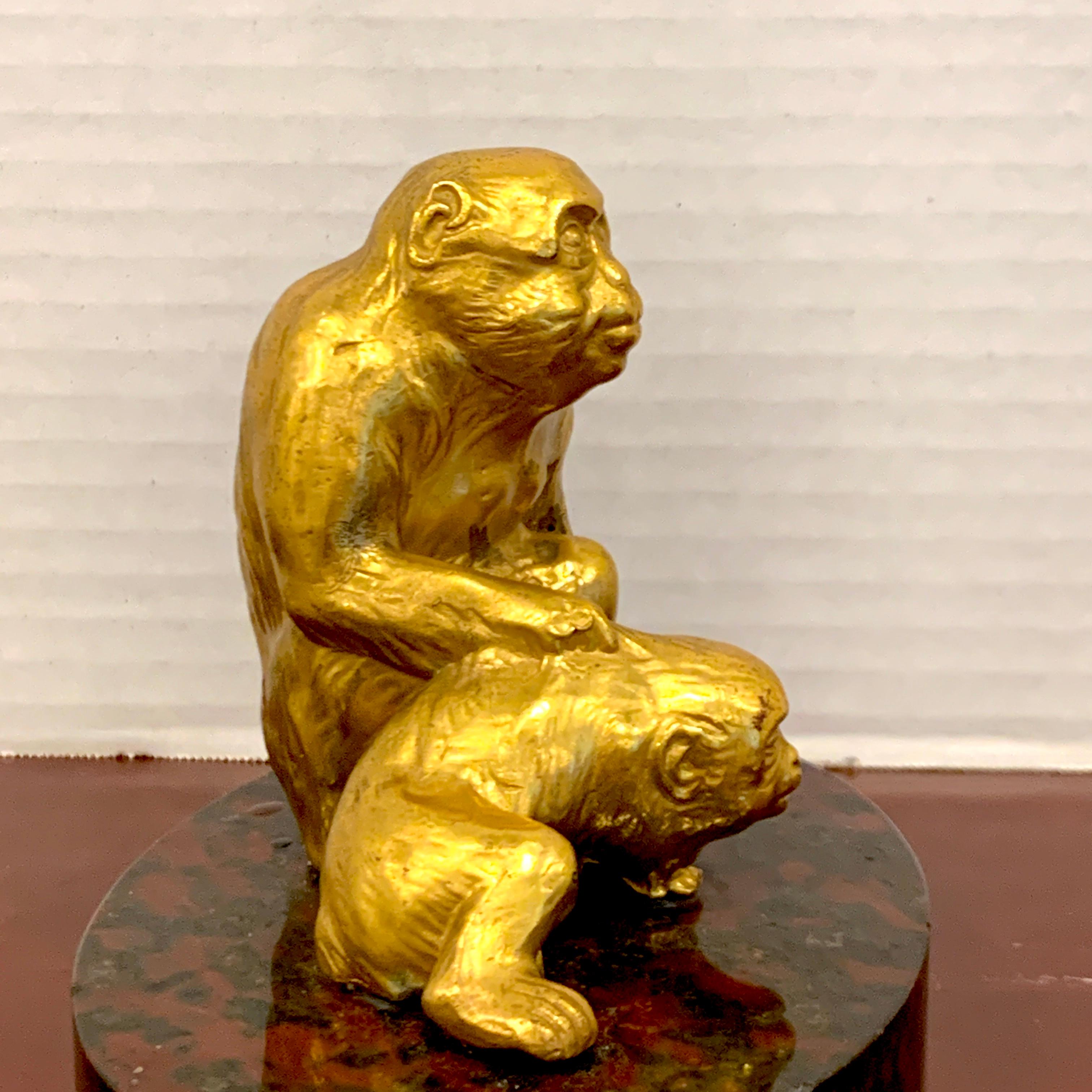 Doré Sculpture française en bronze doré représentant des singes assis en vente