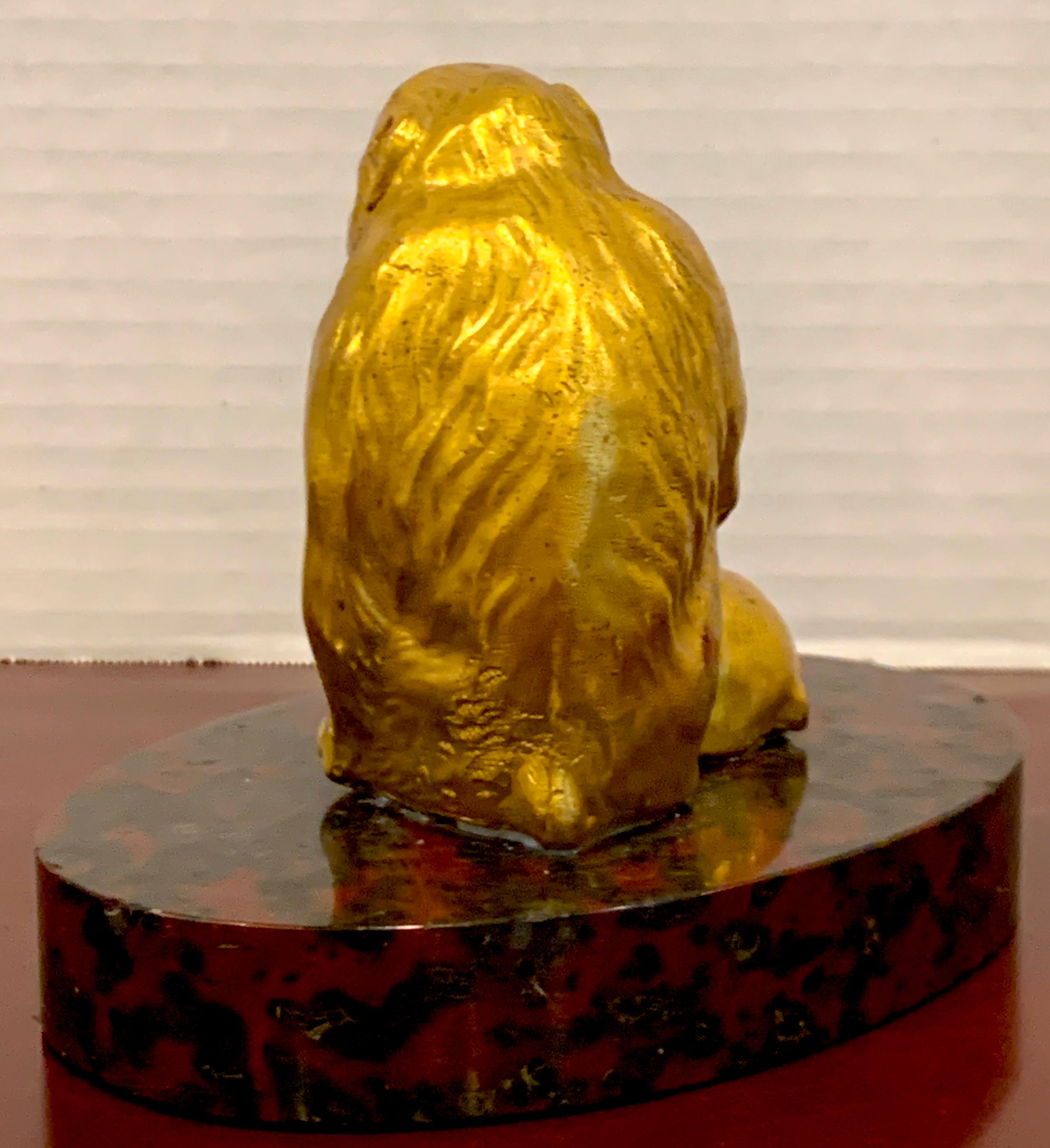 Sculpture française en bronze doré représentant des singes assis Bon état - En vente à West Palm Beach, FL