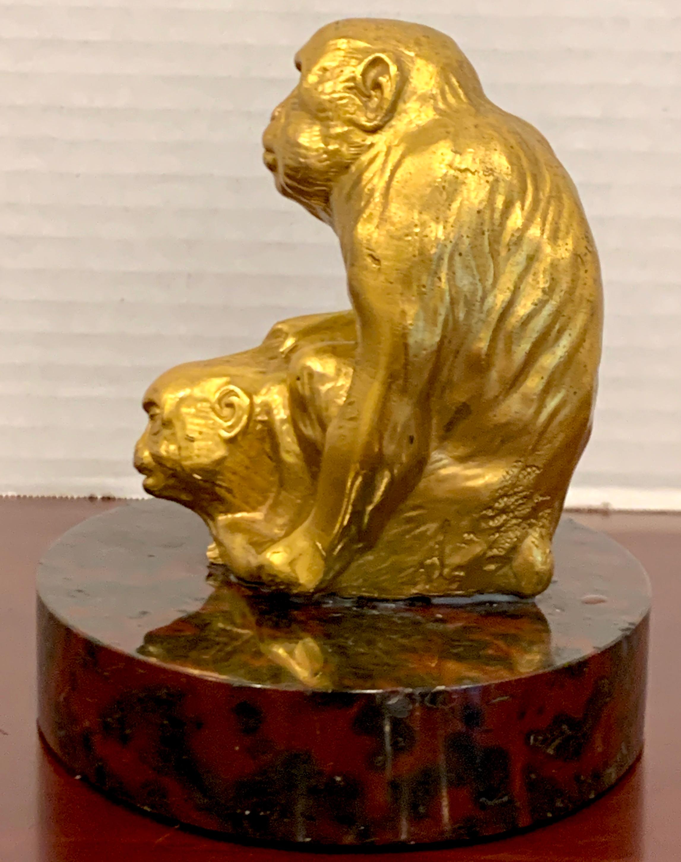 20ième siècle Sculpture française en bronze doré représentant des singes assis en vente