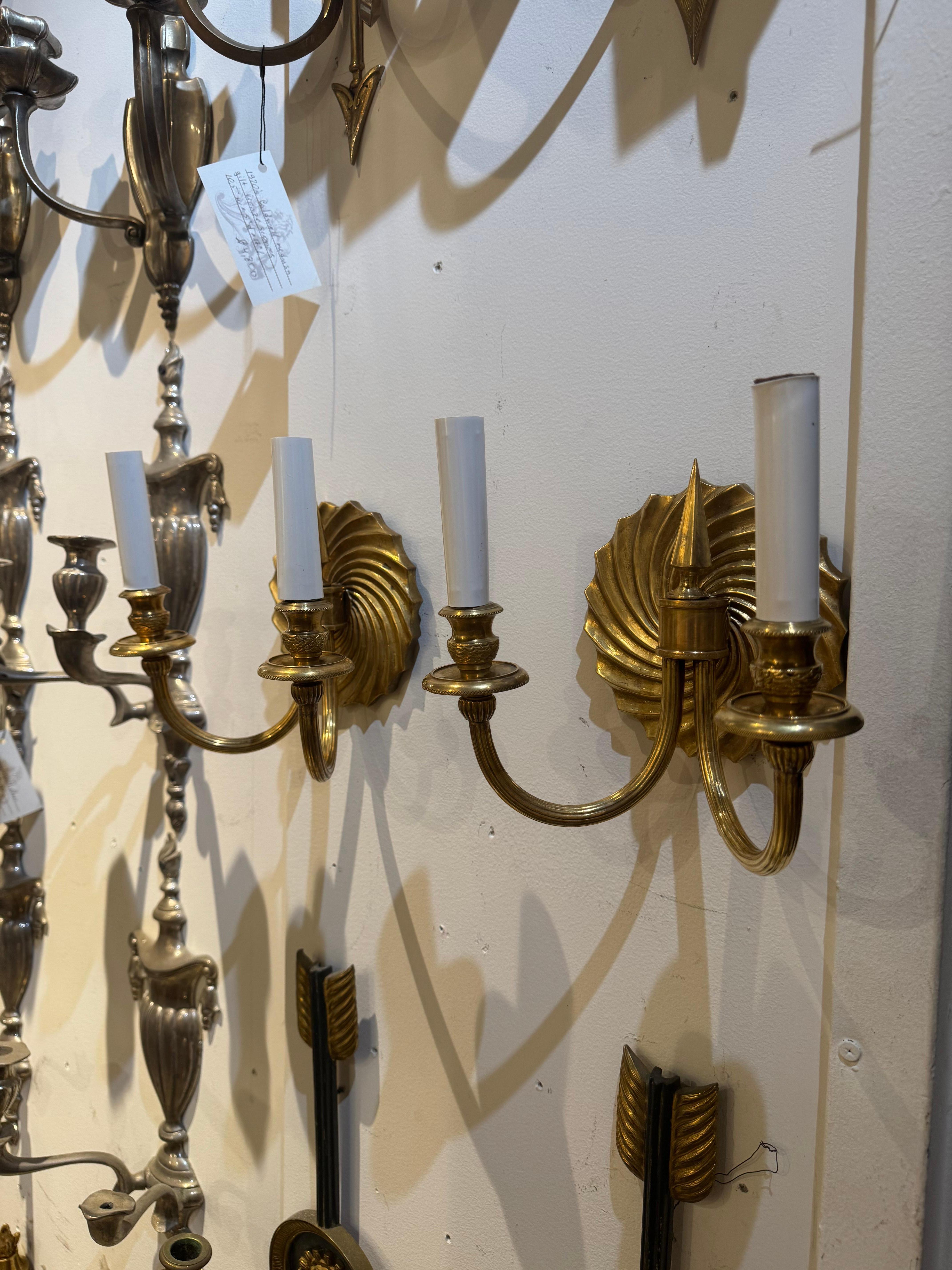 Milieu du XXe siècle French gilt bronze sunburst sconces en vente
