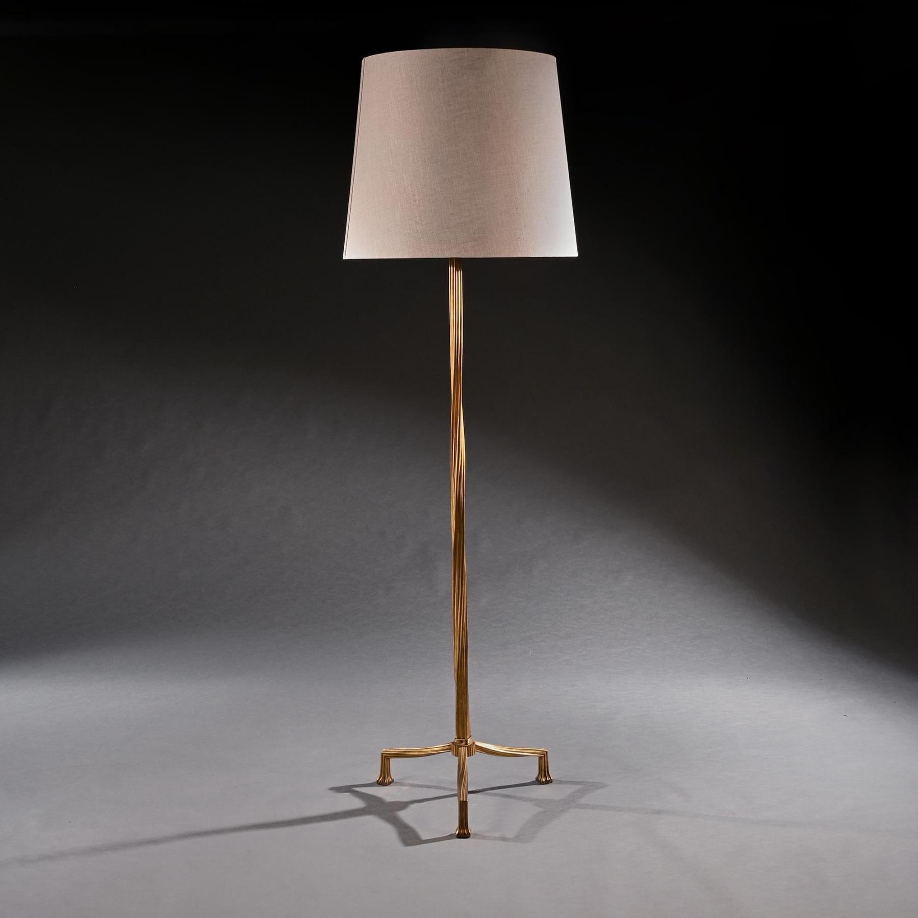 Splendida lampada da terra francese Art Deco a treppiede in bronzo dorato di Mason A. Ramsay

Francese Circa 1940

Sebbene abbia una forma relativamente convenzionale, ciò che rende questa lampada così interessante è la decorazione a fili ritorti