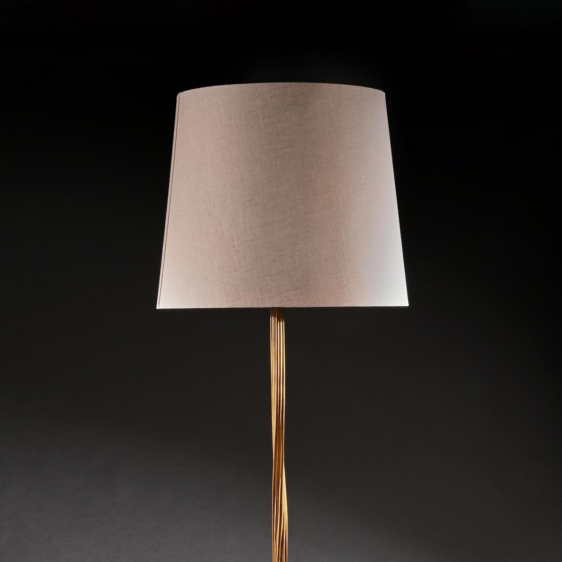 Francese Lampada da terra tripode in bronzo dorato francese di Maison Ramsay, C.C. in vendita