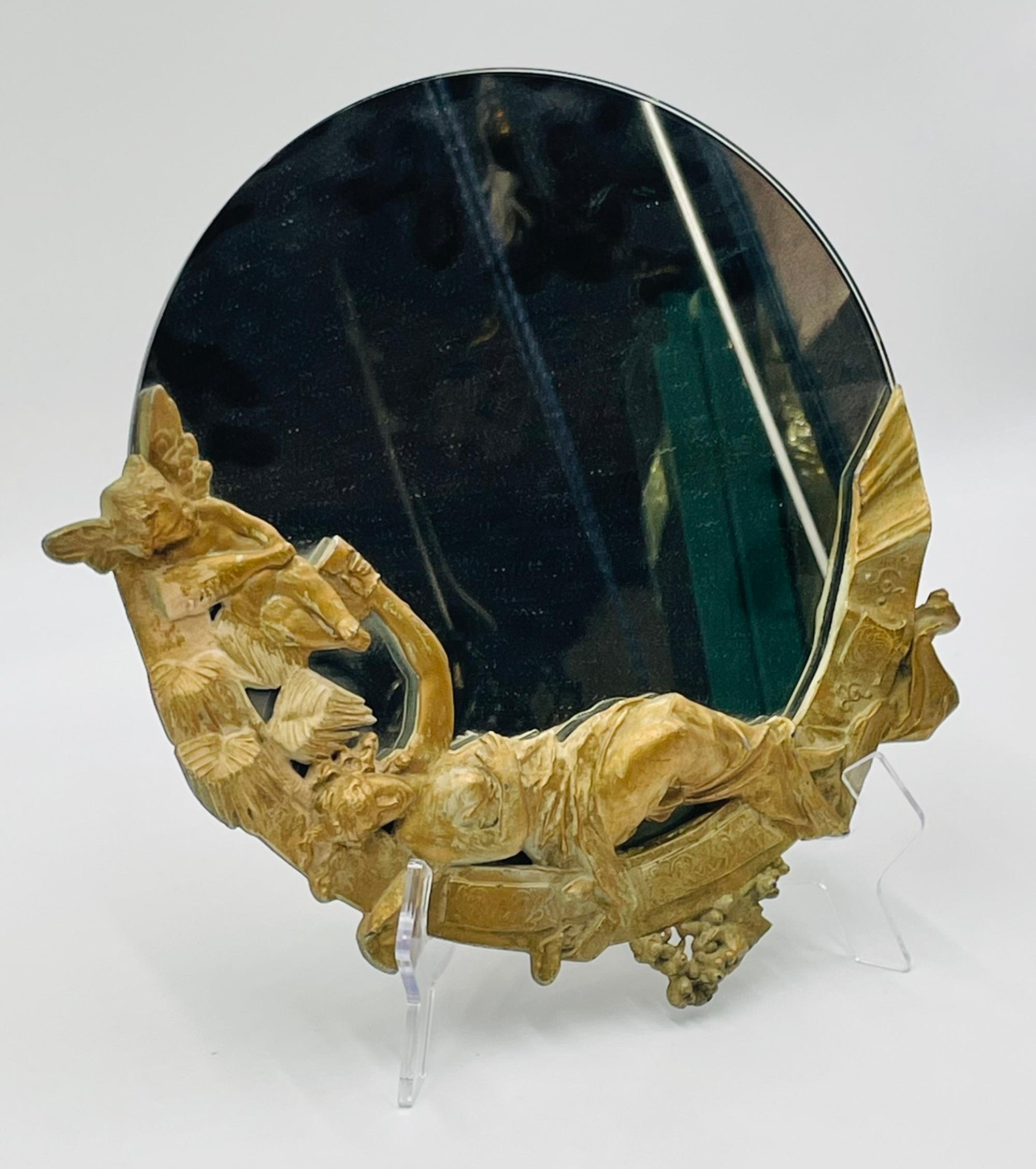 Miroir de courtoisie en bronze doré de l'époque victorienne, richement sculpté et signé PH. MARTIN, un nom associé aux arts décoratifs parisiens de la fin du XIXe siècle et à la production de bronzes figuratifs. Ce miroir illustre le romantisme et