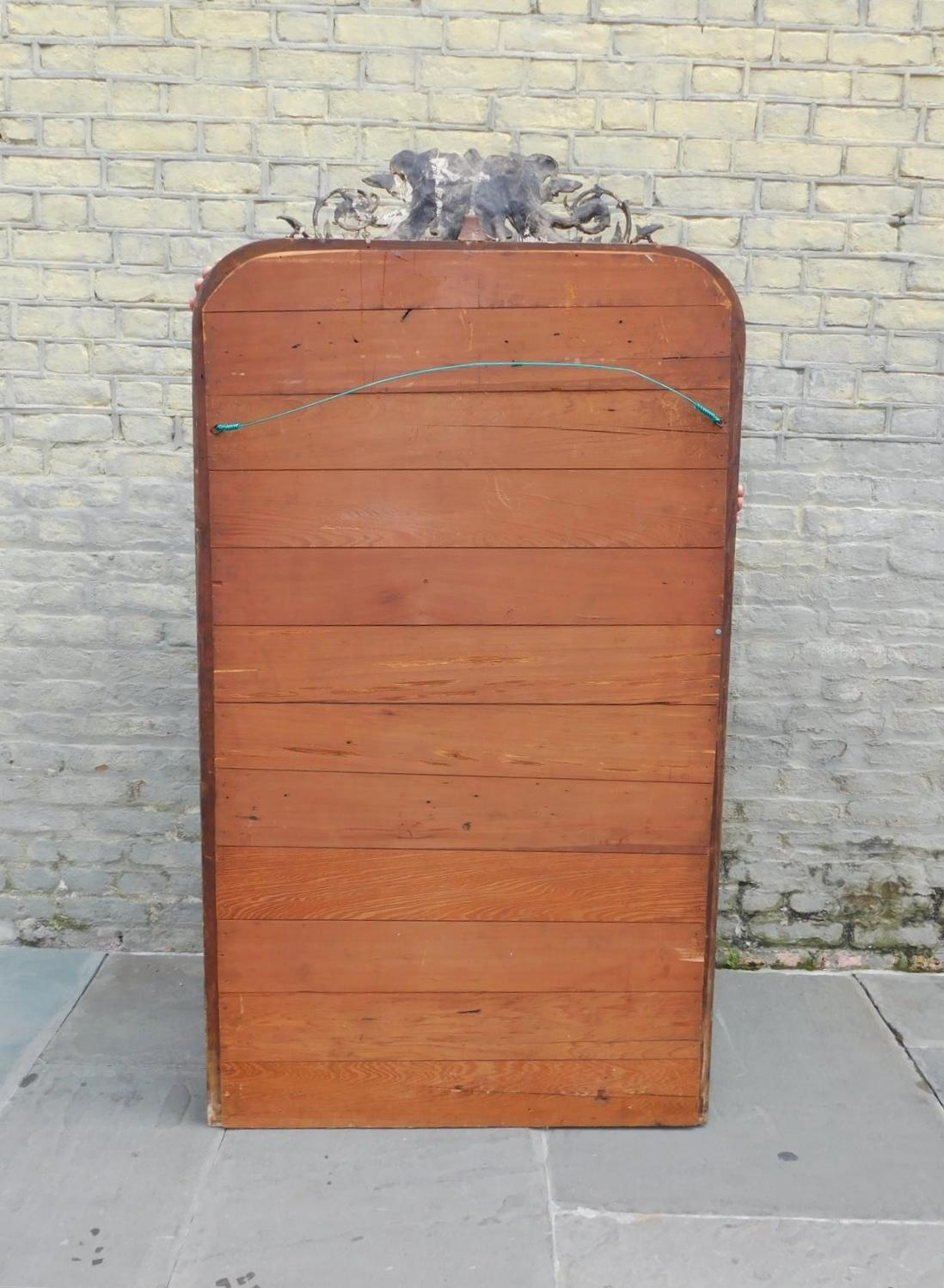 Specchio da parete francese con cherubino in legno intagliato e dorato. Circa 1790 in vendita 2