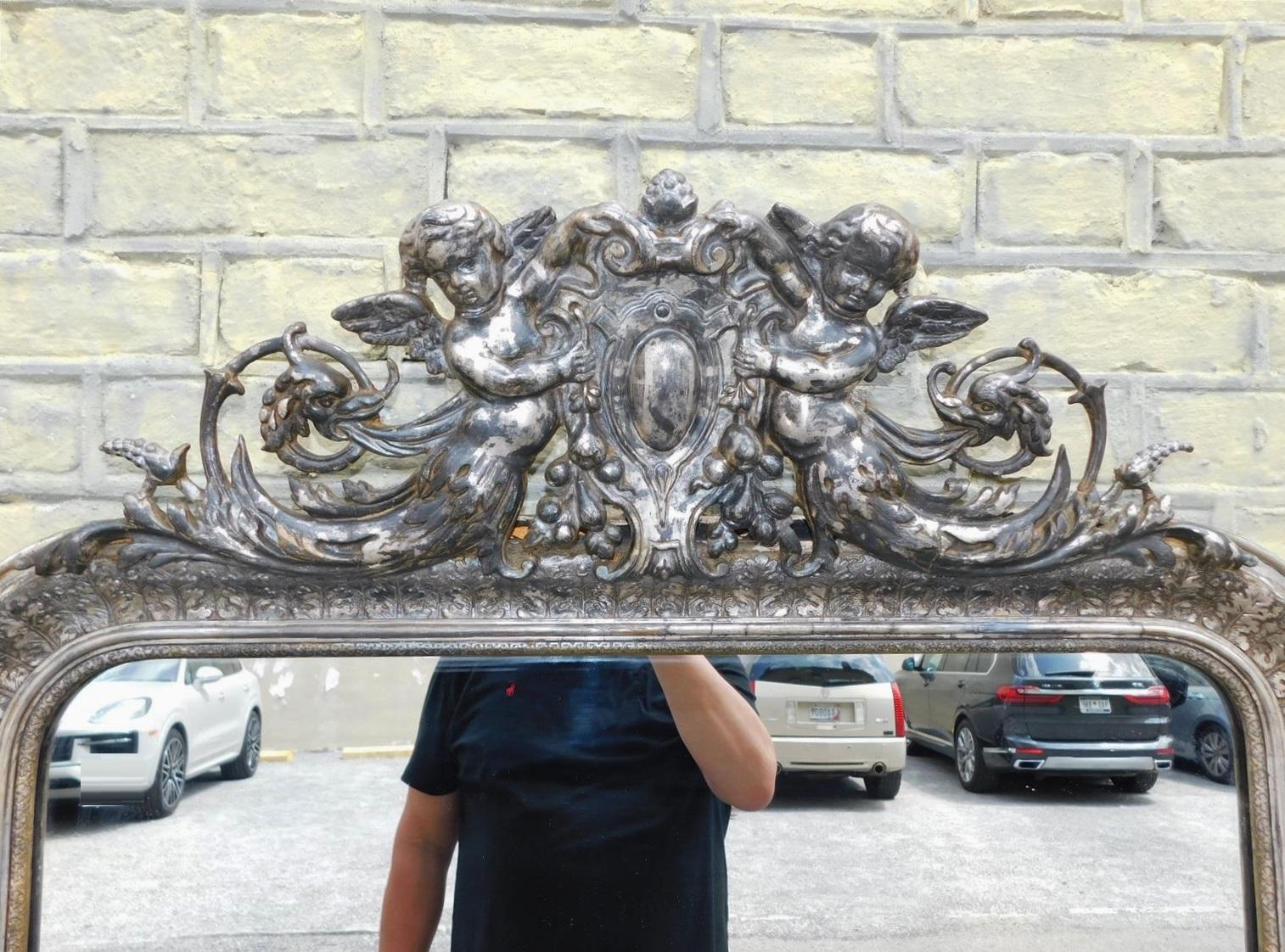Specchio da parete francese con cherubino in legno intagliato e dorato. Circa 1790 In condizioni ottime in vendita a Charleston, SC