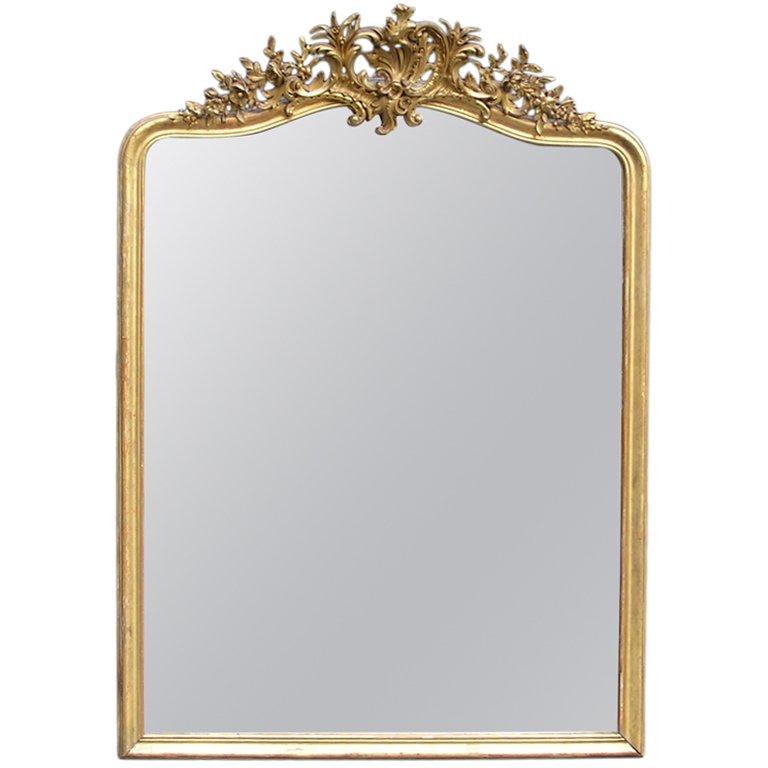 Miroir mural / de cheminée en bois sculpté et doré à motifs floraux français en vente