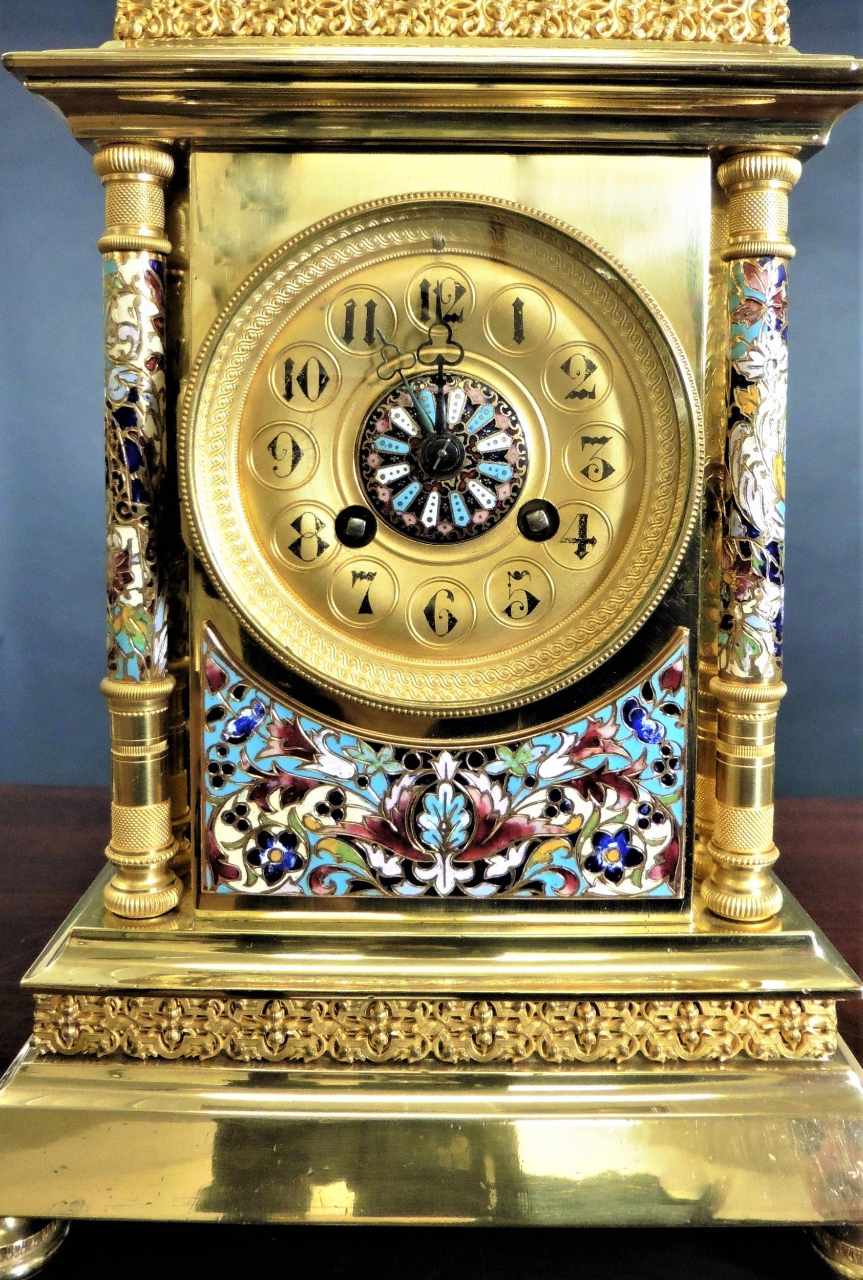 Français Garniture d'horloge française décorée en forme de champlevé doré en vente