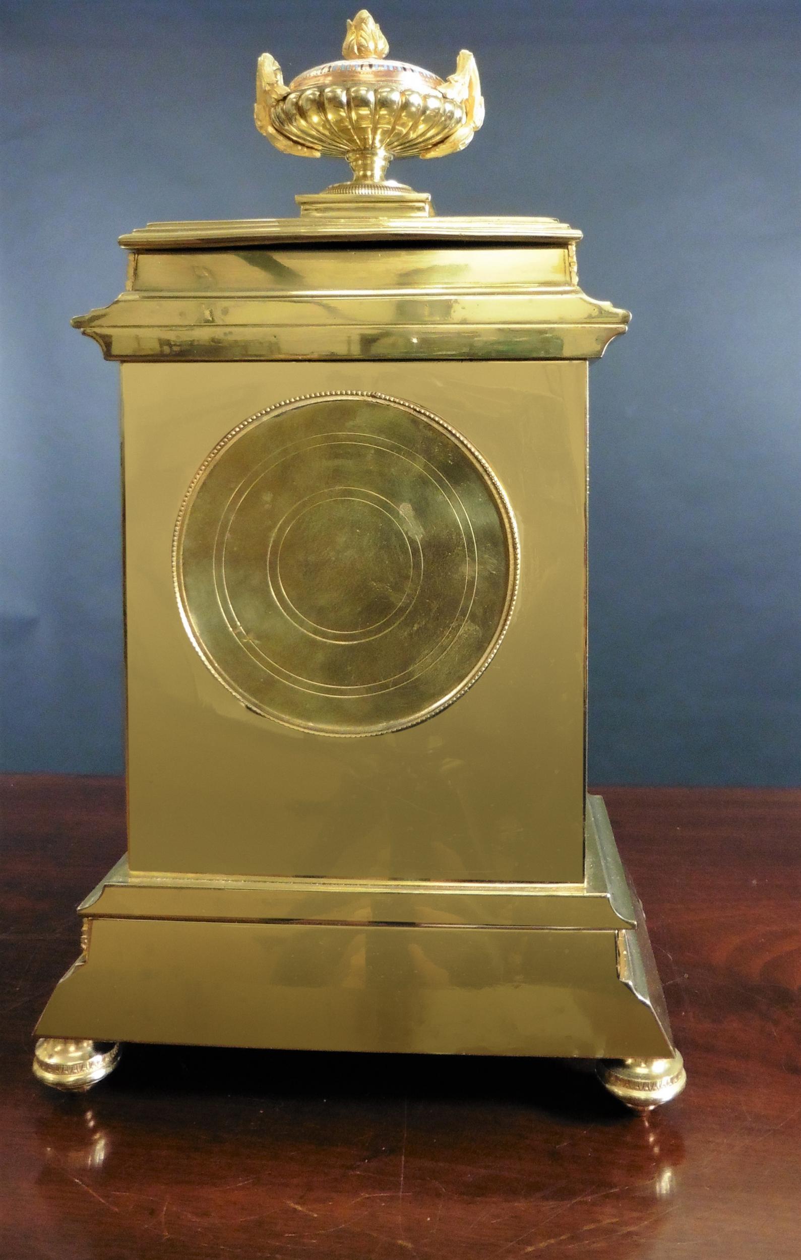 Garniture d'horloge française décorée en forme de champlevé doré Bon état - En vente à Norwich, GB