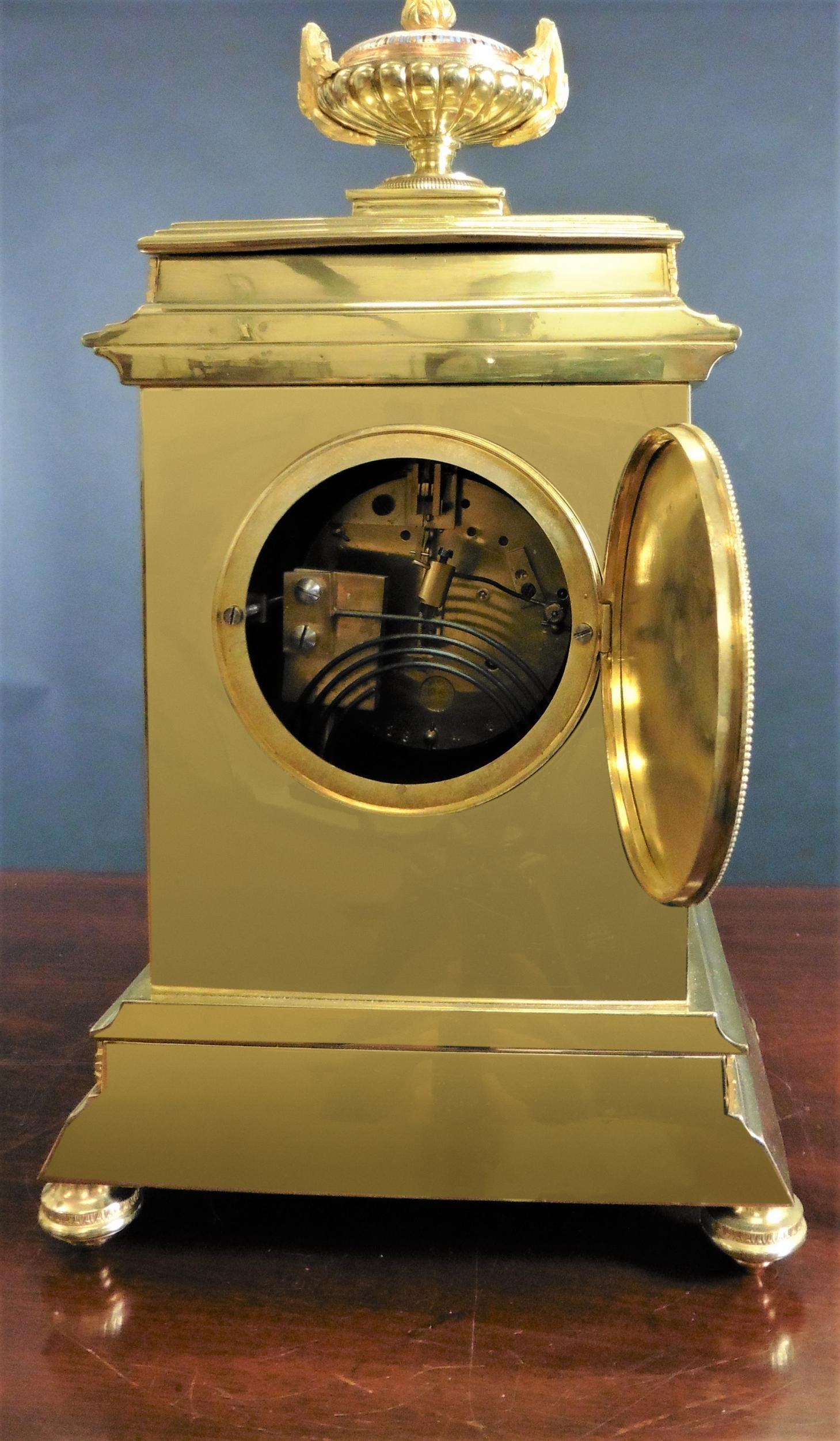 XIXe siècle Garniture d'horloge française décorée en forme de champlevé doré en vente