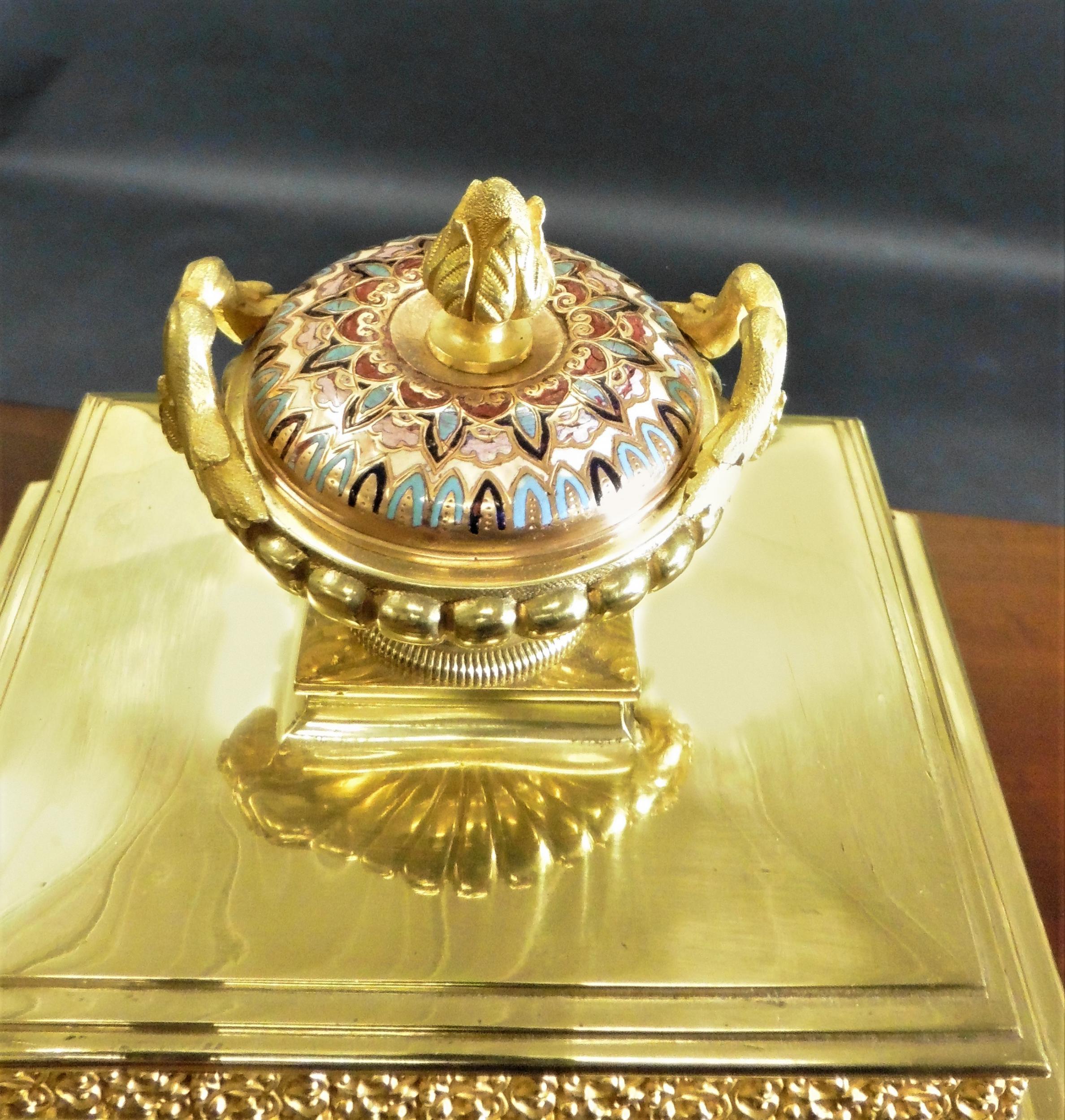 Garniture d'horloge française décorée en forme de champlevé doré en vente 1