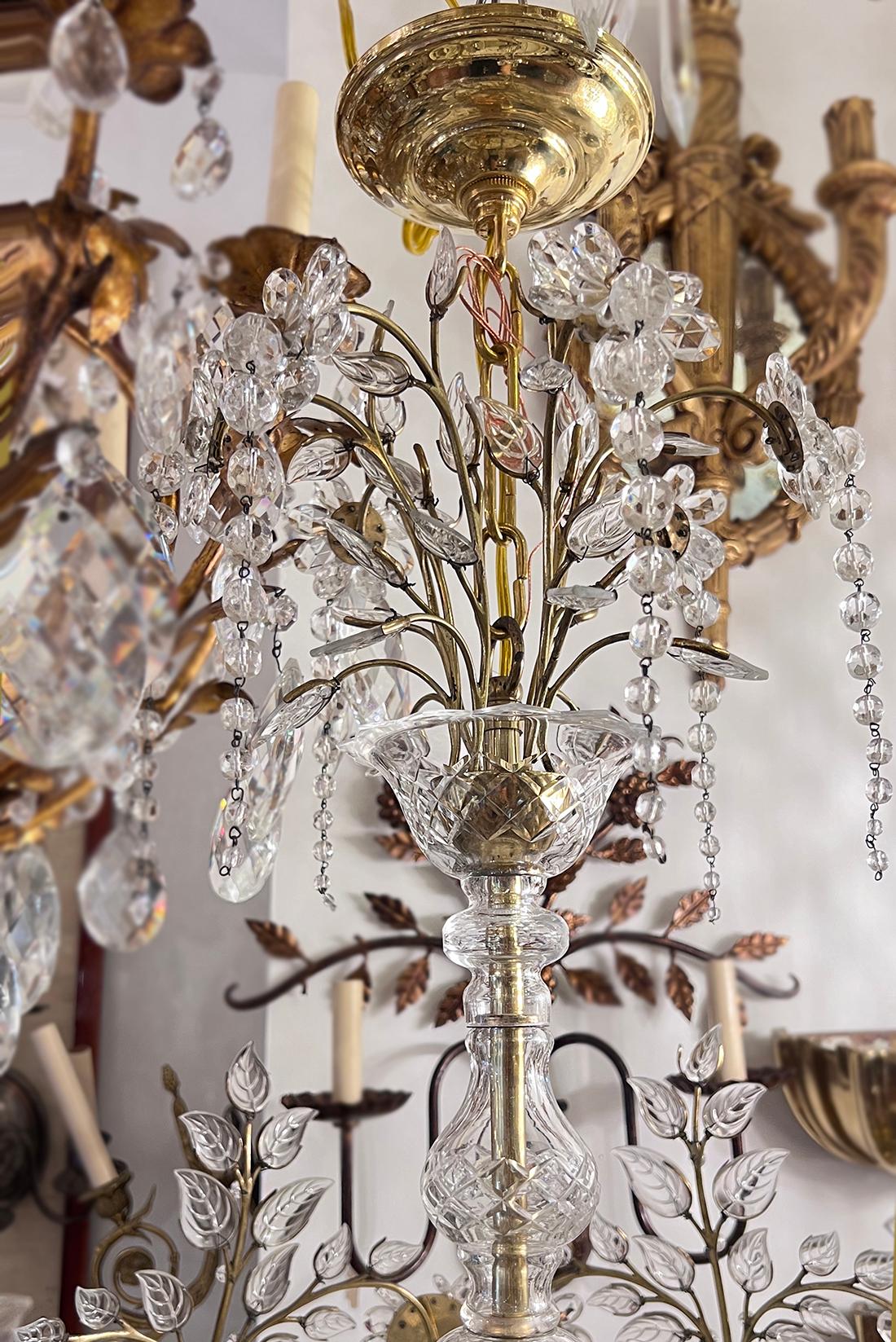 Lampadario francese dorato degli anni '50 circa con foglie di vetro modellato e fiori di cristallo. 6 luci a candelabro.

Misure:
Altezza: 33,5
Diametro: 25