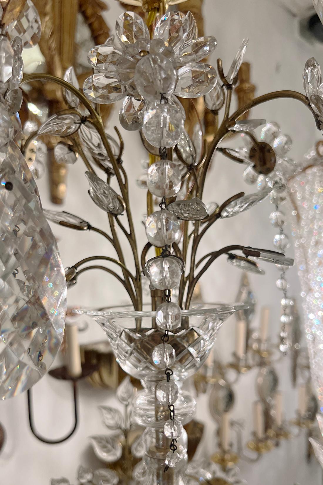 Francese Lampadario francese dorato con foglie di vetro modellate in vendita