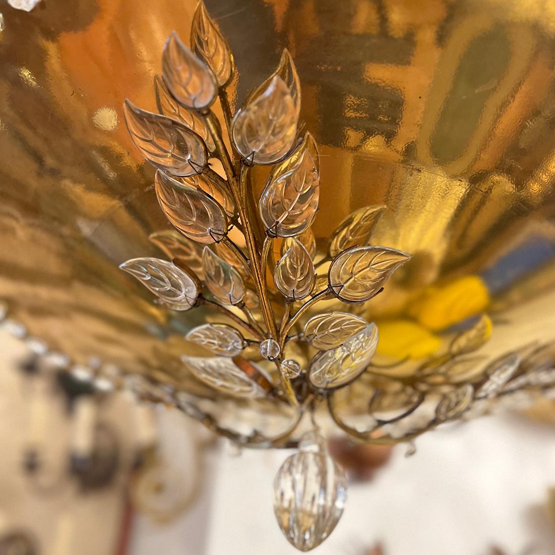 Lampadario francese dorato con foglie di vetro modellate In condizioni buone in vendita a New York, NY
