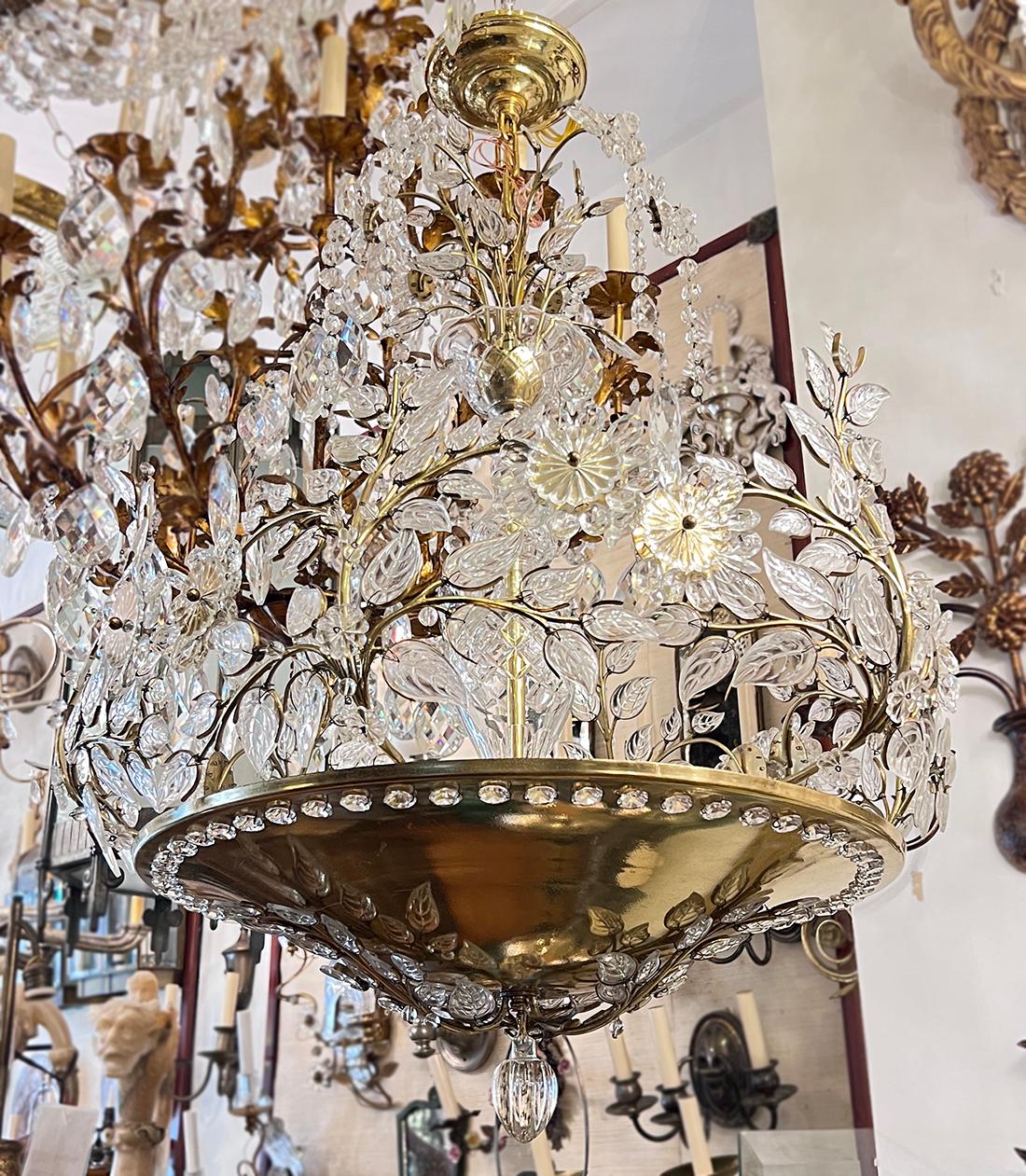 Lampadario francese dorato con foglie di vetro modellate in vendita 1