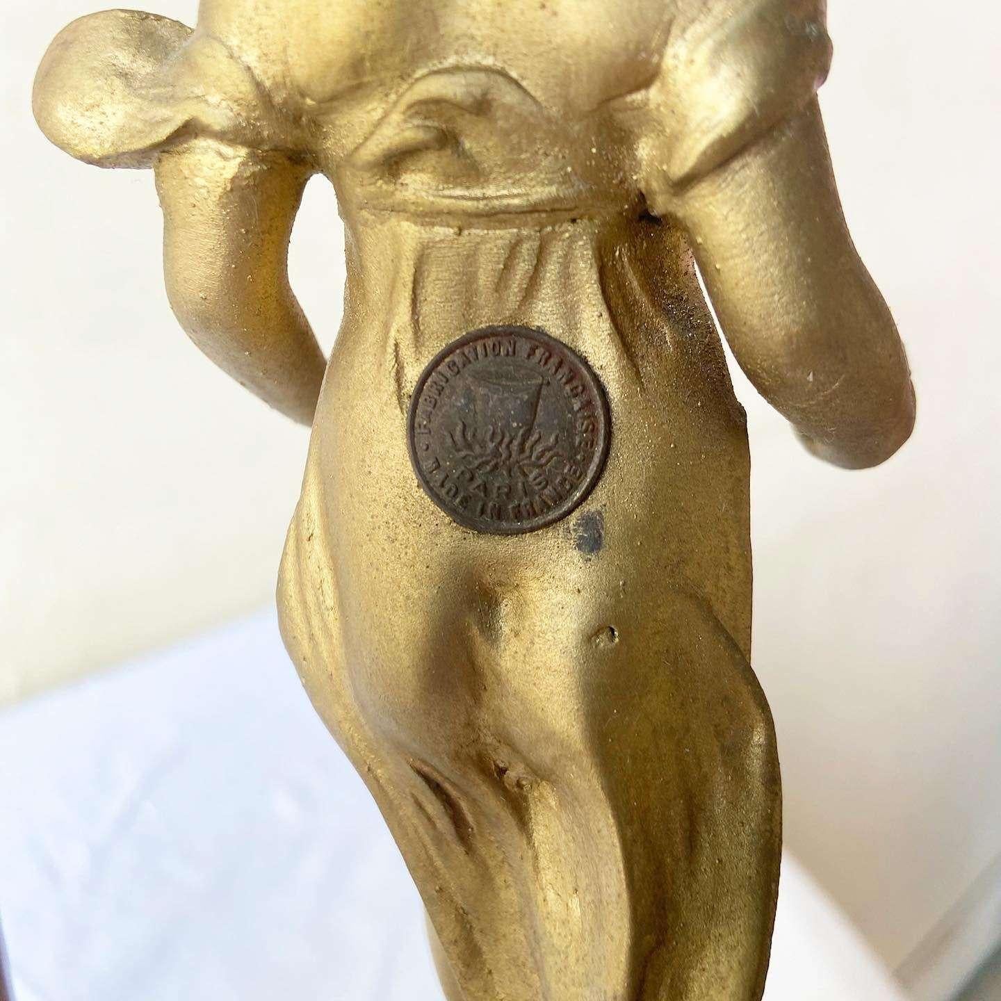 Milieu du XXe siècle Paire de lampes de table à torche figurative avec chérubin en vermeil en vente