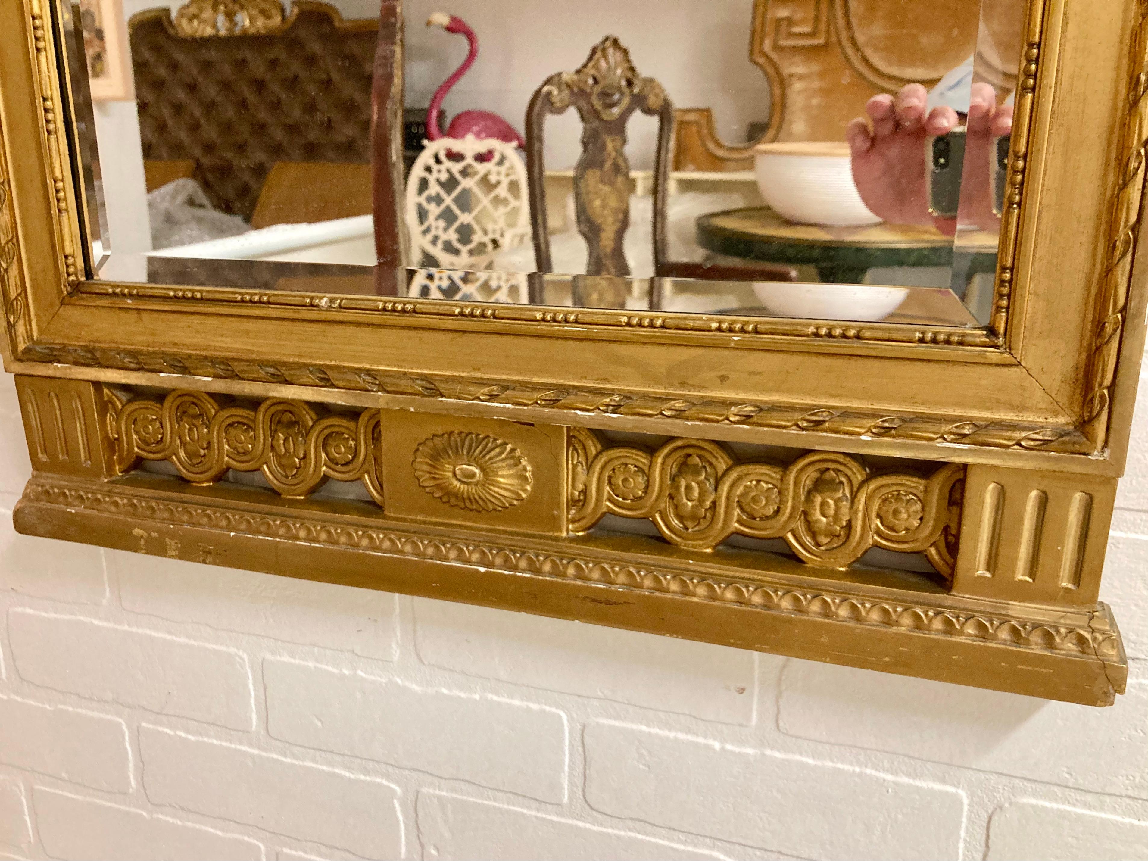 XIXe siècle Miroir classique doré avec plaque de style Wedgewood en vente