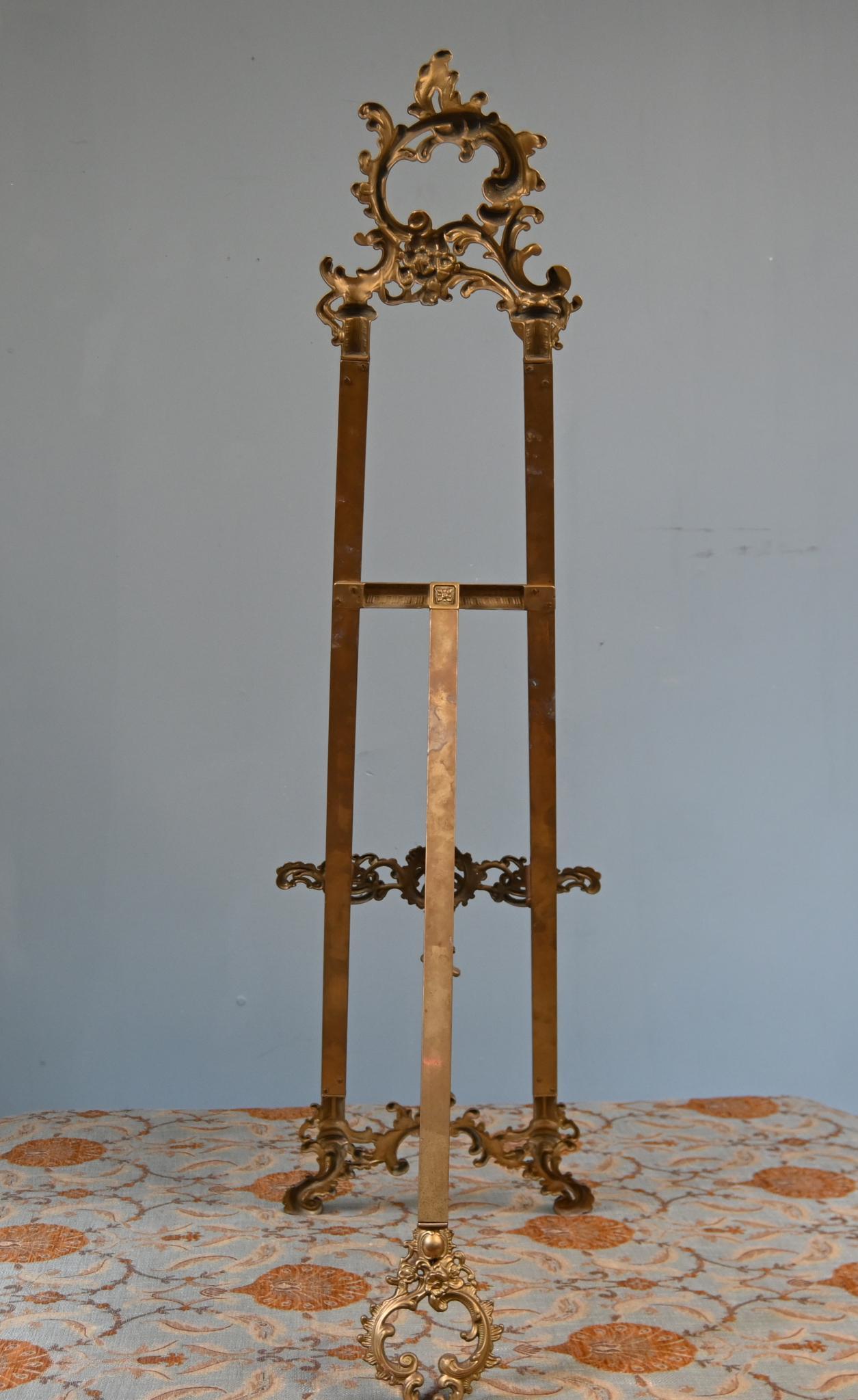 Stai visualizzando uno splendido cavalletto da esposizione antico francese in legno dorato.
Ottimo per esporre pezzi e dipinti
La parte superiore è ornata da un'elaborata cresta traforata con acanto a scorrimento.
foglie e fiori, che formano una