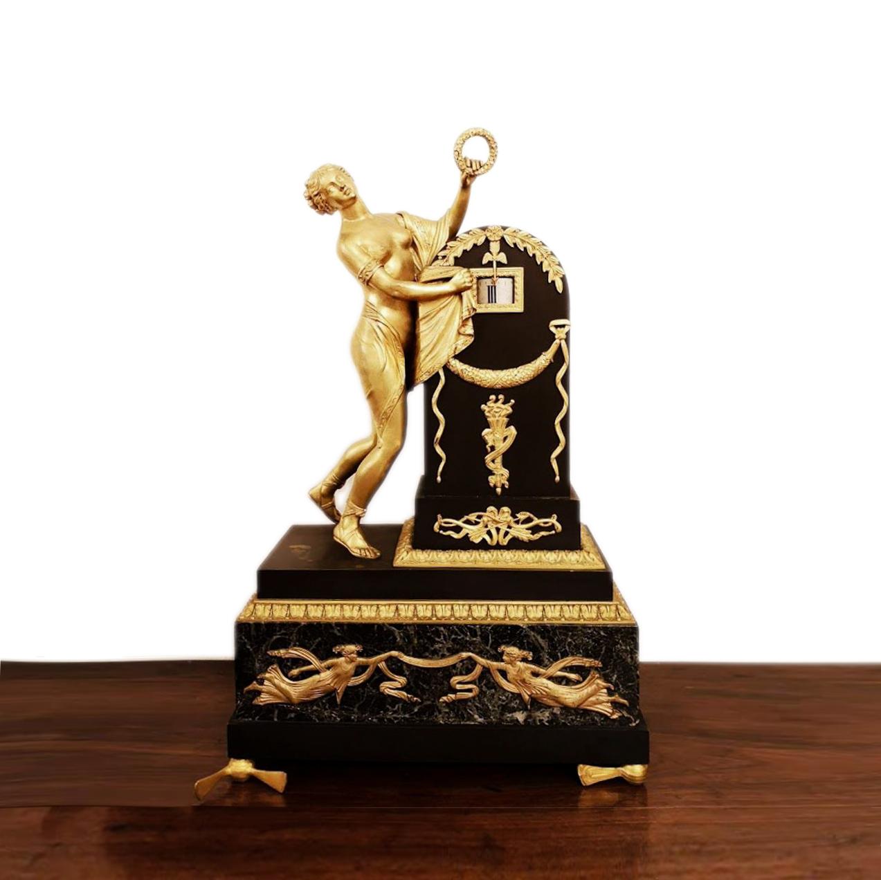 Rare et belle pendule en bronze doré à cadran tournant réalisée pour l'Exposition de 1807 d'après une composition de Claude Gallé,considéré comme l'un des meilleurs bronziers de la fin de la période Louis XVI et de l'Empire. . Bronze doré et vert,