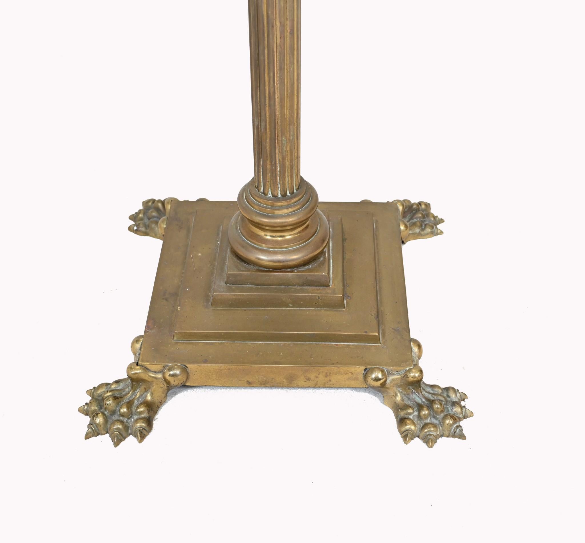 Lámpara de pie dorada francesa Lámpara de aceite imperio Columna corintia principios del siglo XX en venta