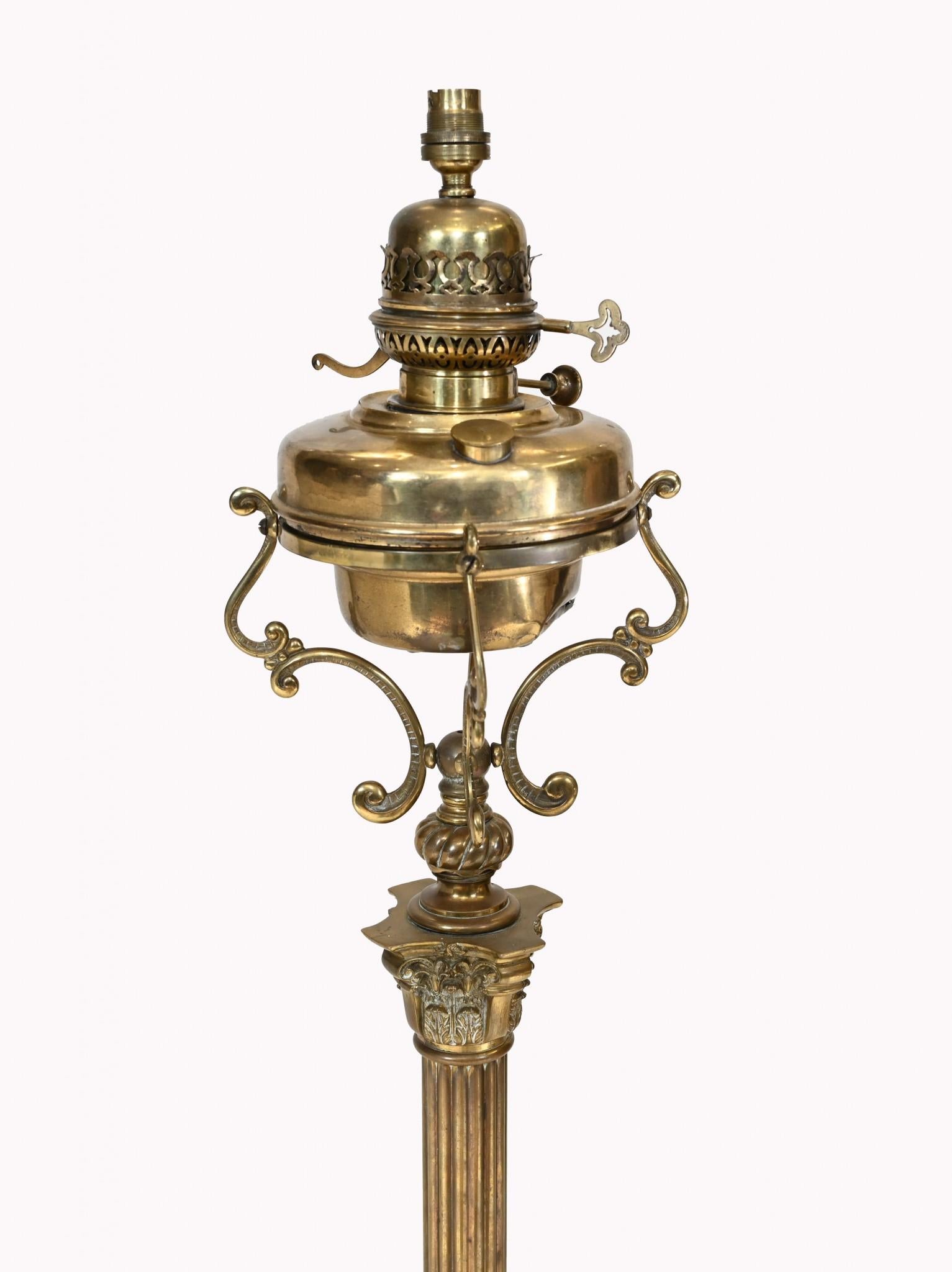 Lámpara de pie dorada francesa Lámpara de aceite imperio Columna corintia en venta 1