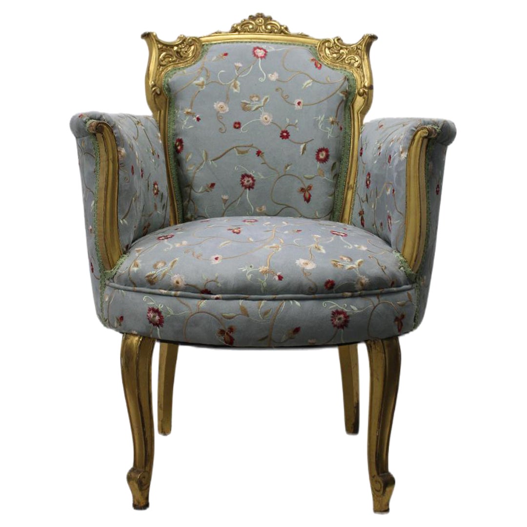 Fauteuil français avec cadre doré et tissu d'ameublement à fleurs