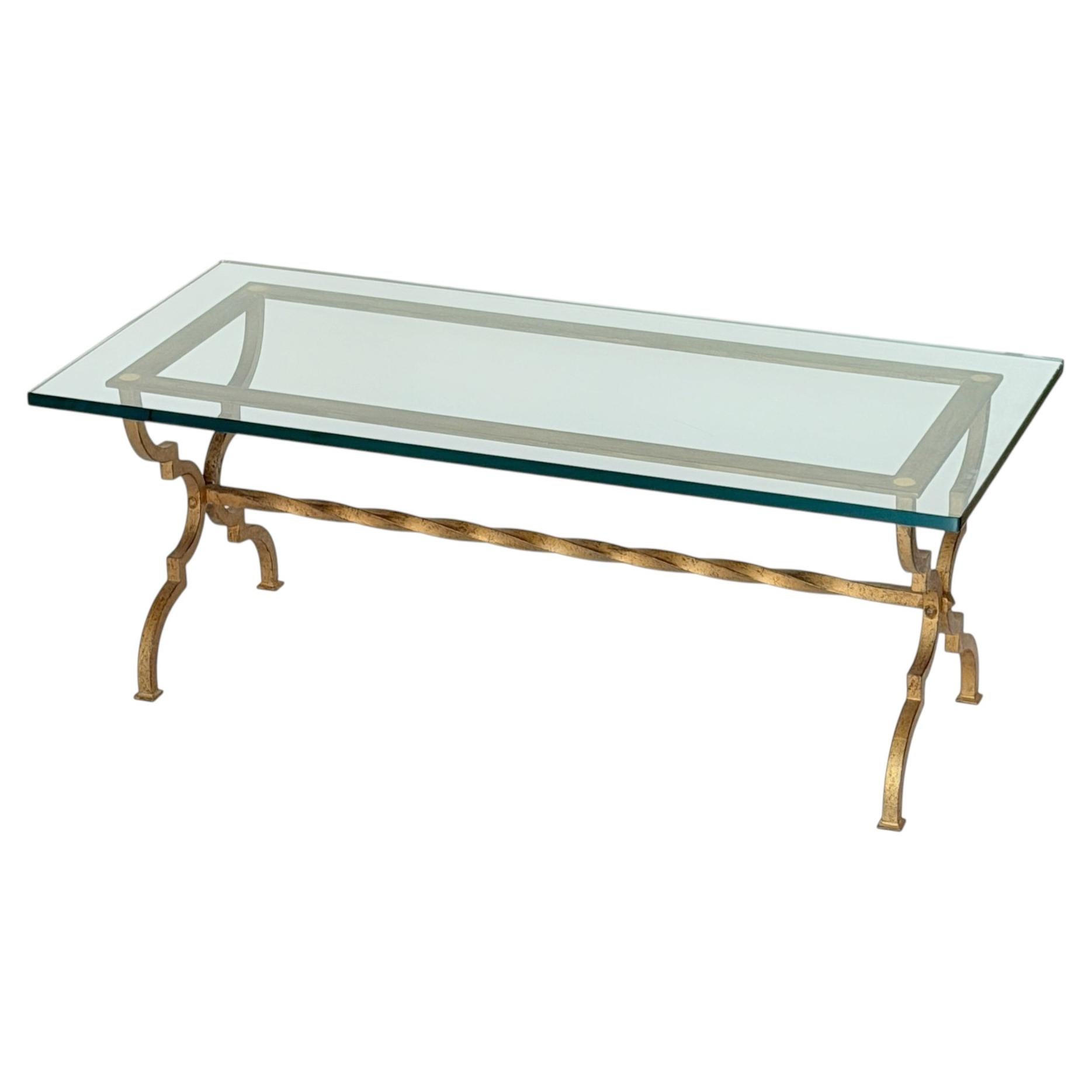 Table basse en fer forgé doré à la main attr. Maison Ramsay en vente