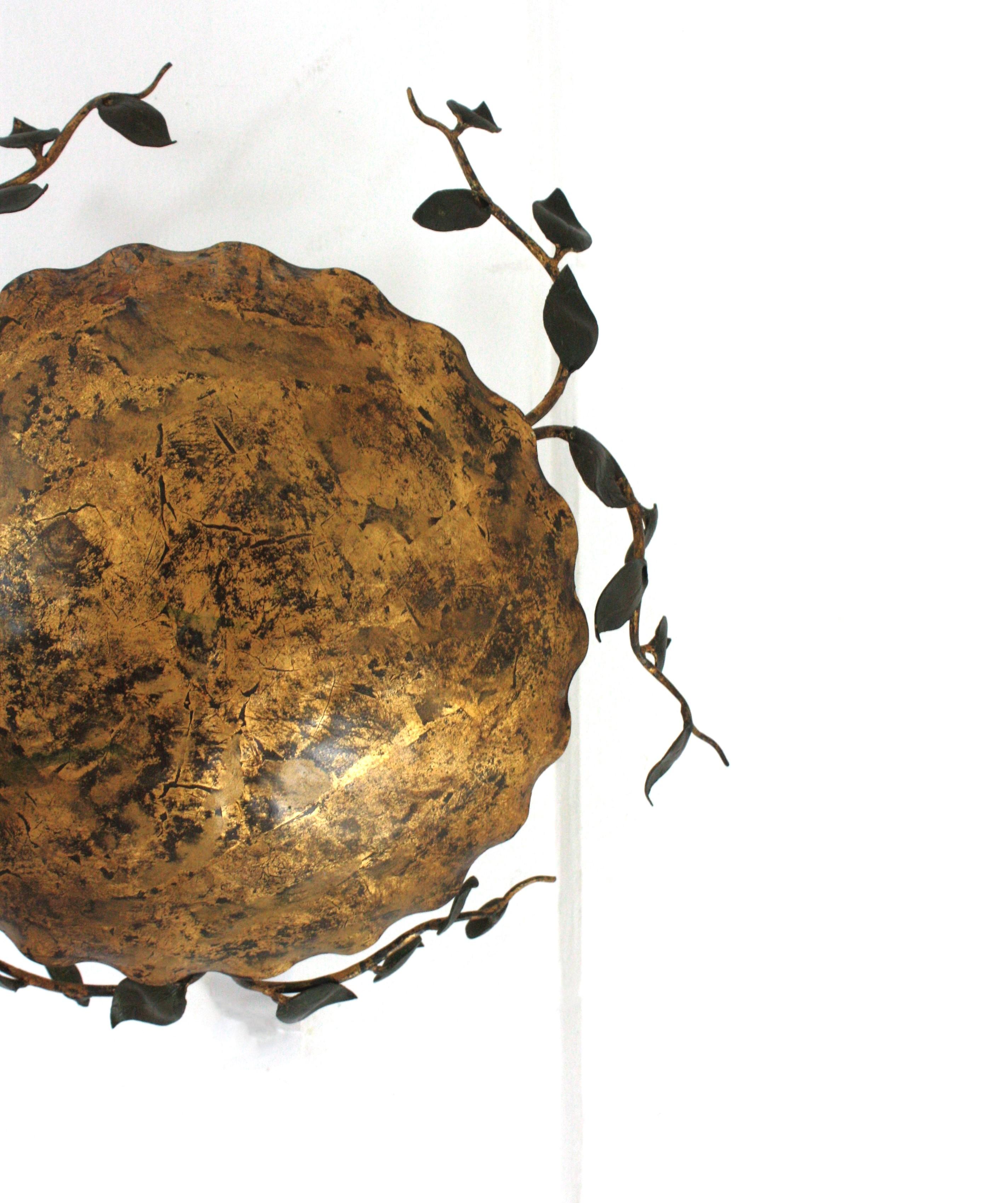 Plafón Francés de Hierro Dorado con Detalles de Follaje en Verde en venta 10