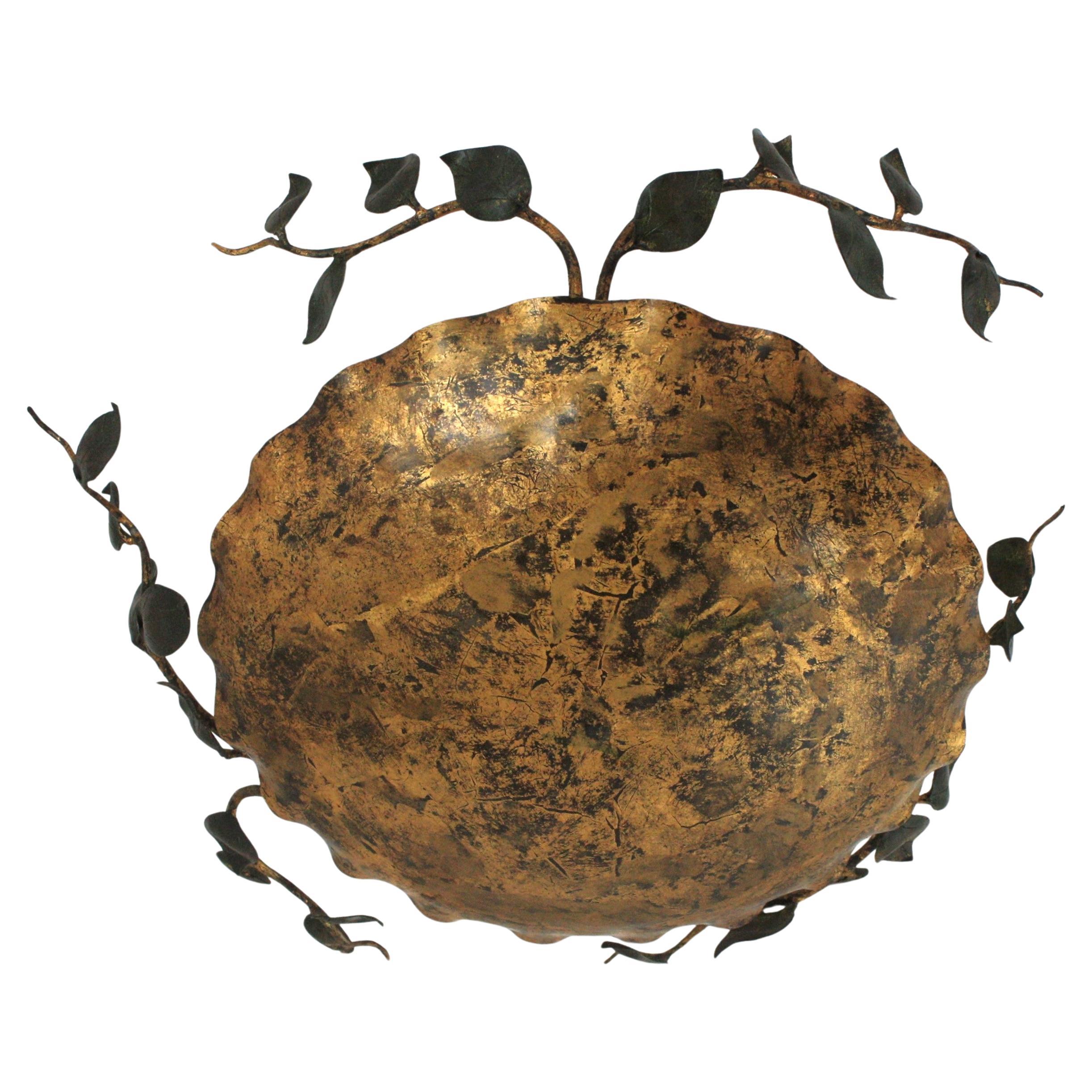 Empotrable / Colgante de Hoja Francesa en Hierro Dorado con Ornamentación de Ramas
____________________________________________________________ 
Lámpara o candelabro de hierro forjado dorado, única en su género, ornamentada con ramas y hojas,