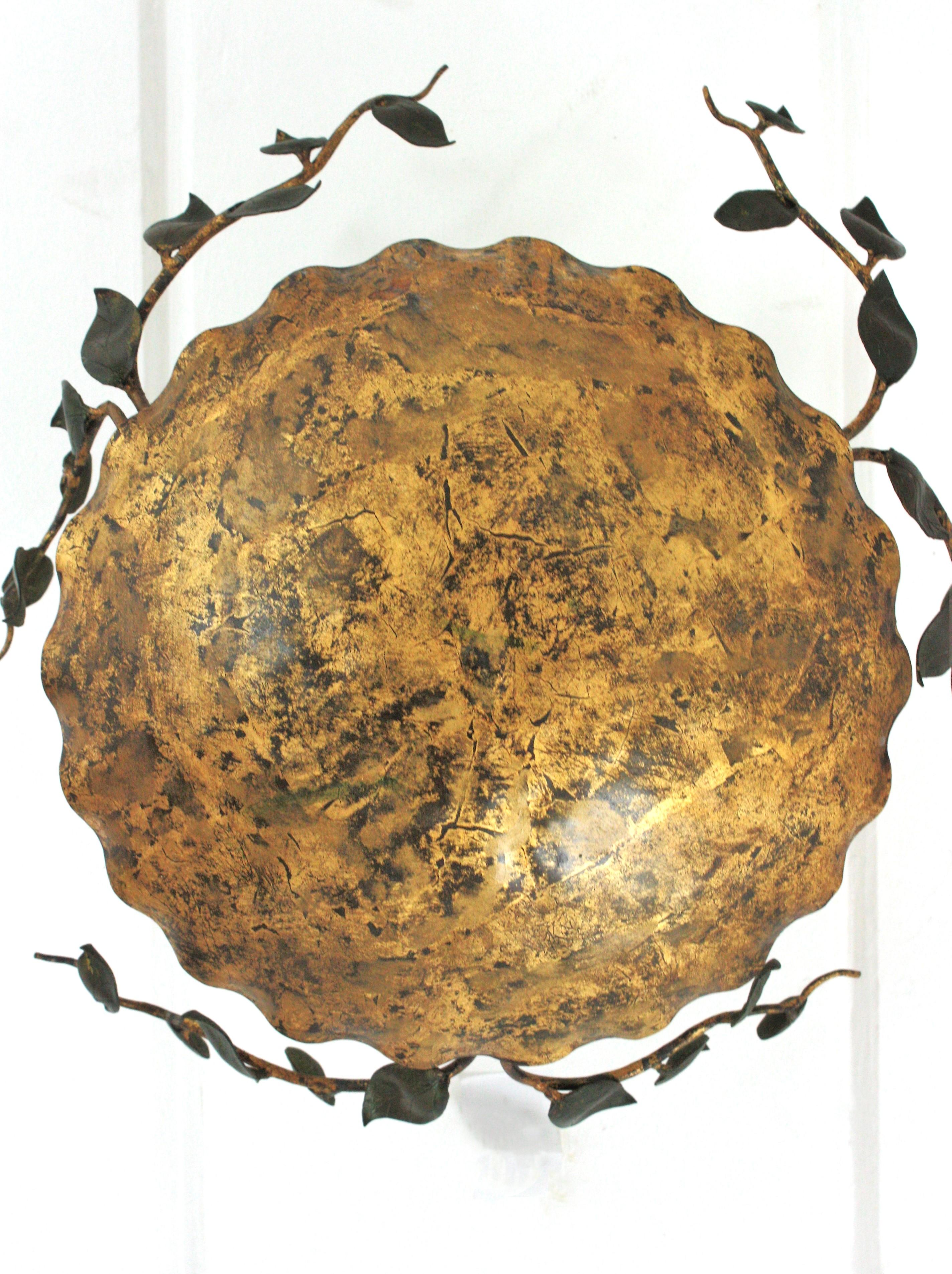 Plafón Francés de Hierro Dorado con Detalles de Follaje en Verde siglo XX en venta