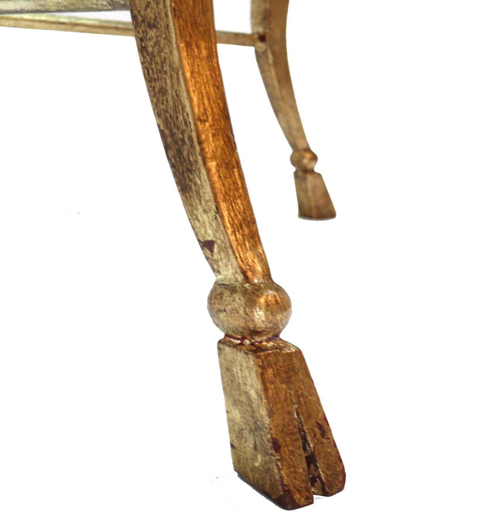 Élégante table basse française en fer doré, attribuée à la Maison Ramsay, France, vers les années 1950. Le fer doré a conservé sa magnifique patine d'origine. Qualité, construction lourde et plateau en verre épais.