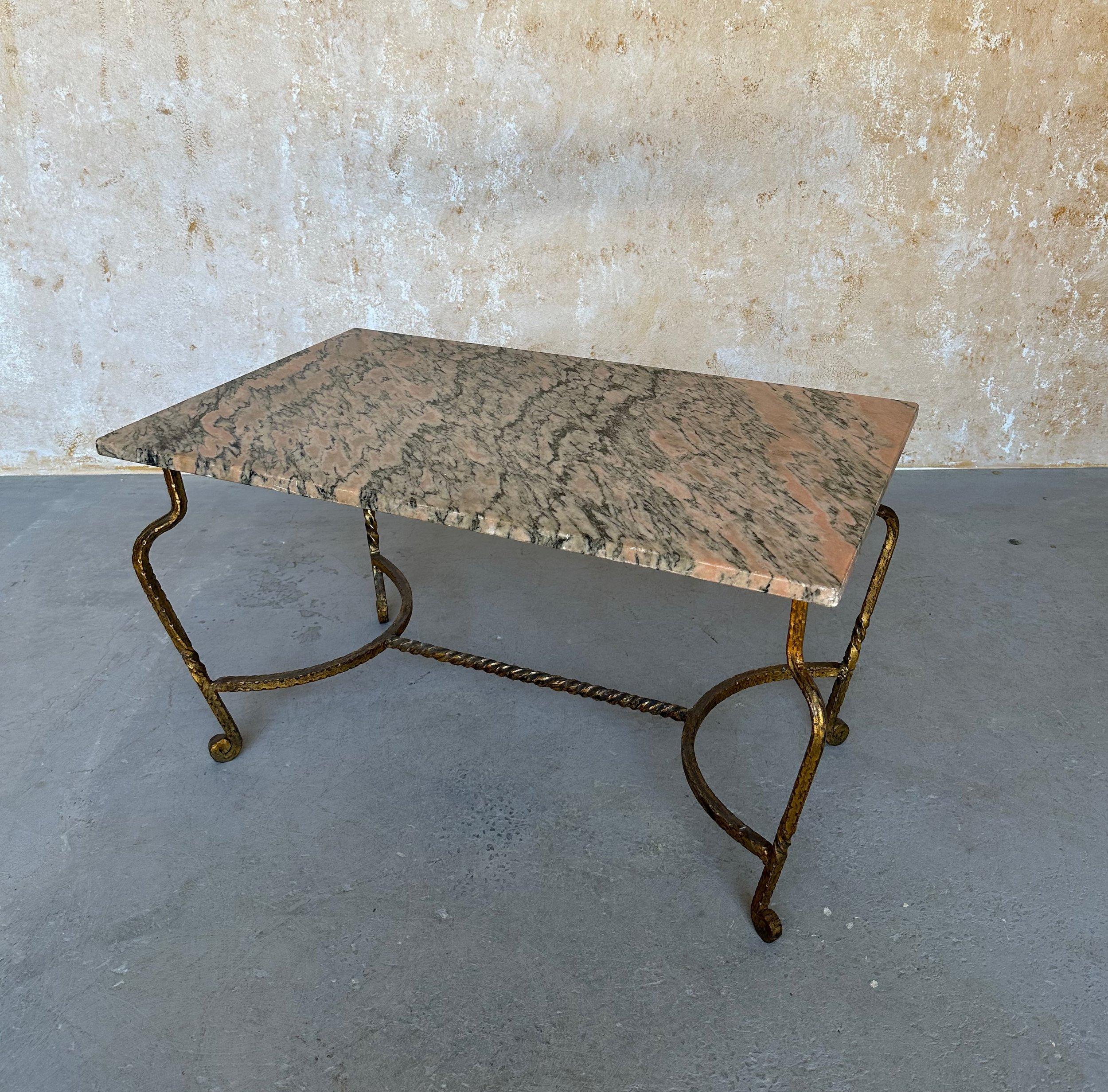 Table basse en fer doré avec plateau en marbre rose et noir en vente 2