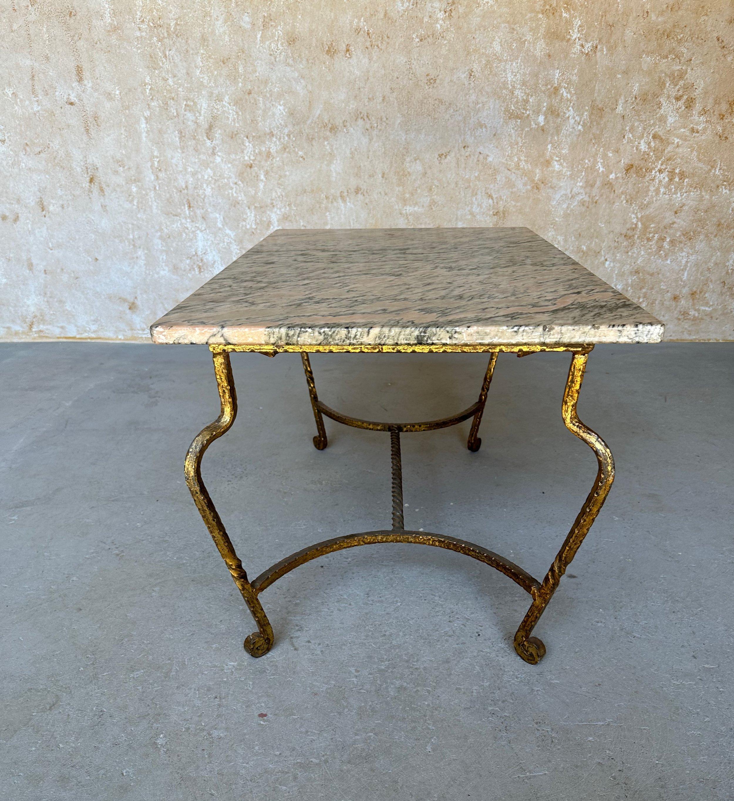 Table basse en fer doré avec plateau en marbre rose et noir en vente 4