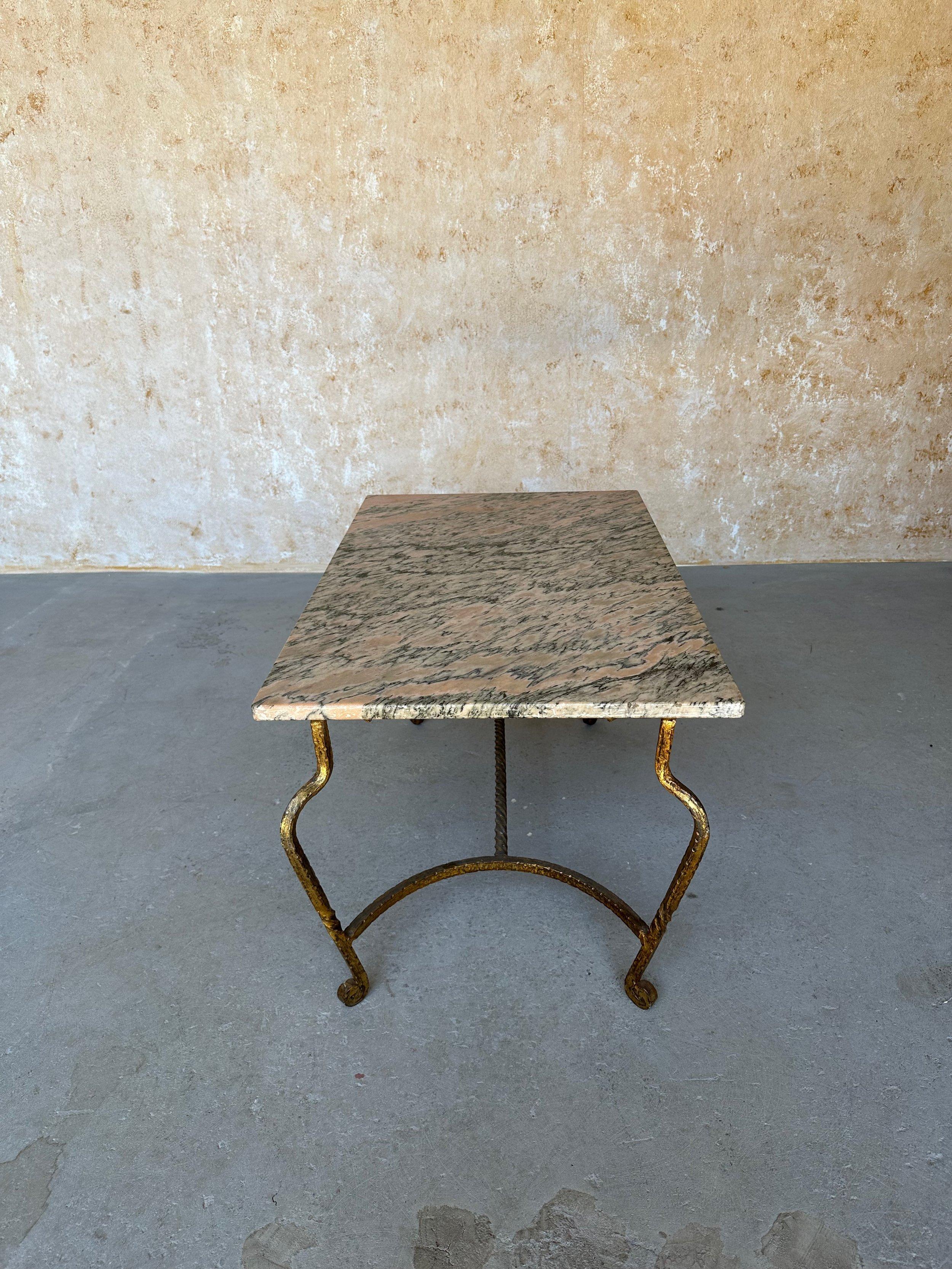 Table basse en fer doré avec plateau en marbre rose et noir en vente 6