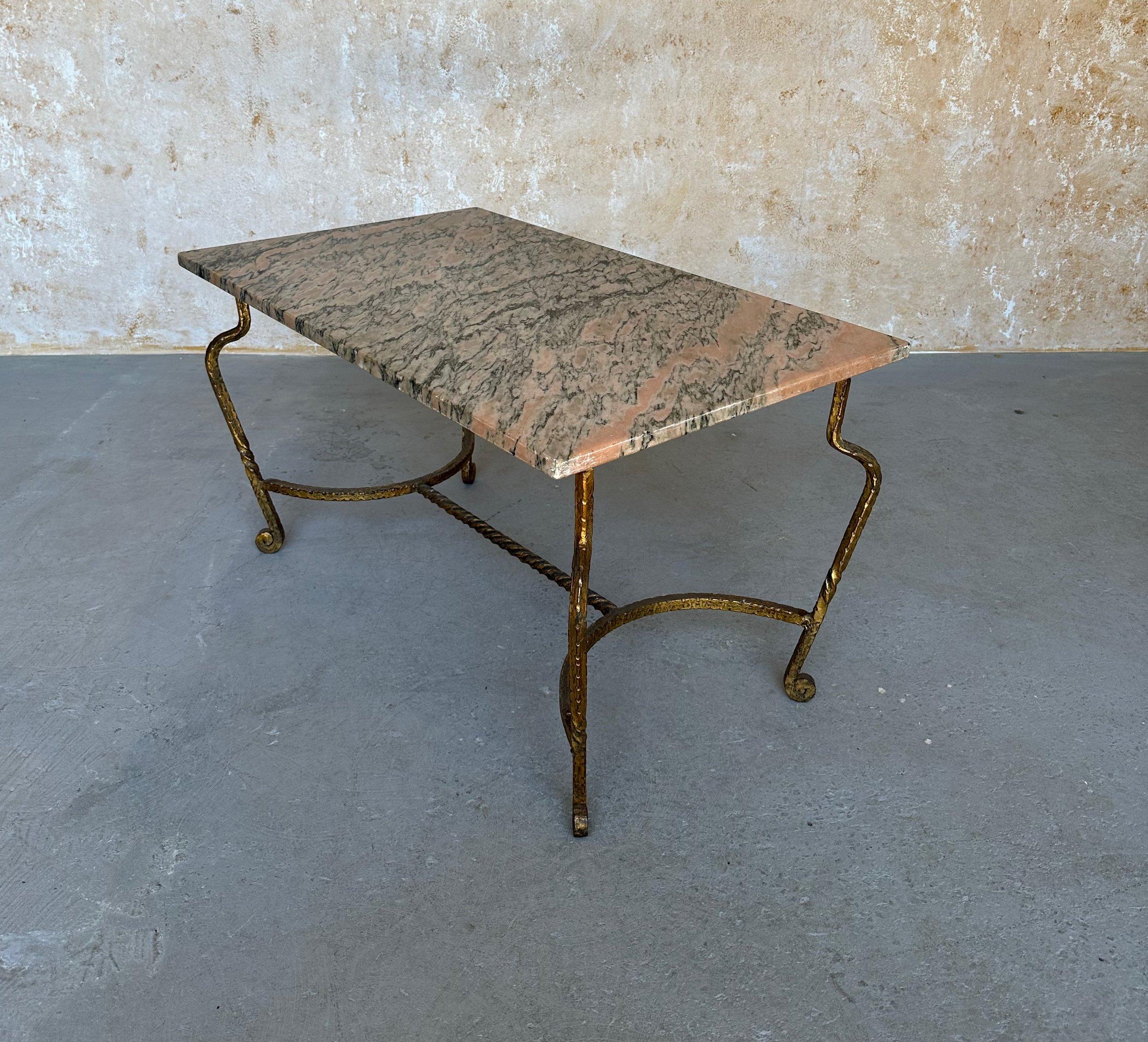 Table basse en fer doré avec plateau en marbre rose et noir en vente 7