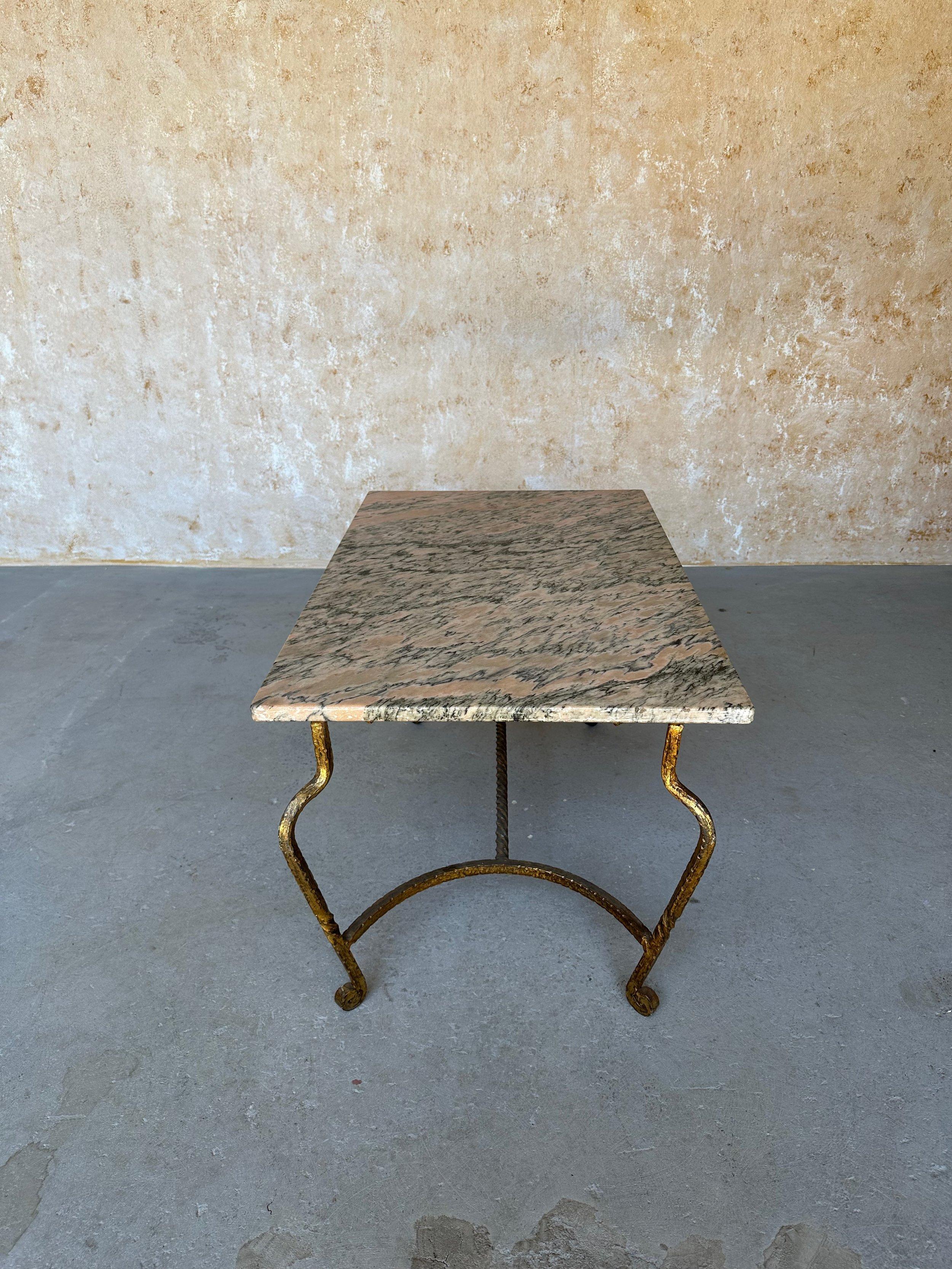 Table basse en fer doré avec plateau en marbre rose et noir en vente 9
