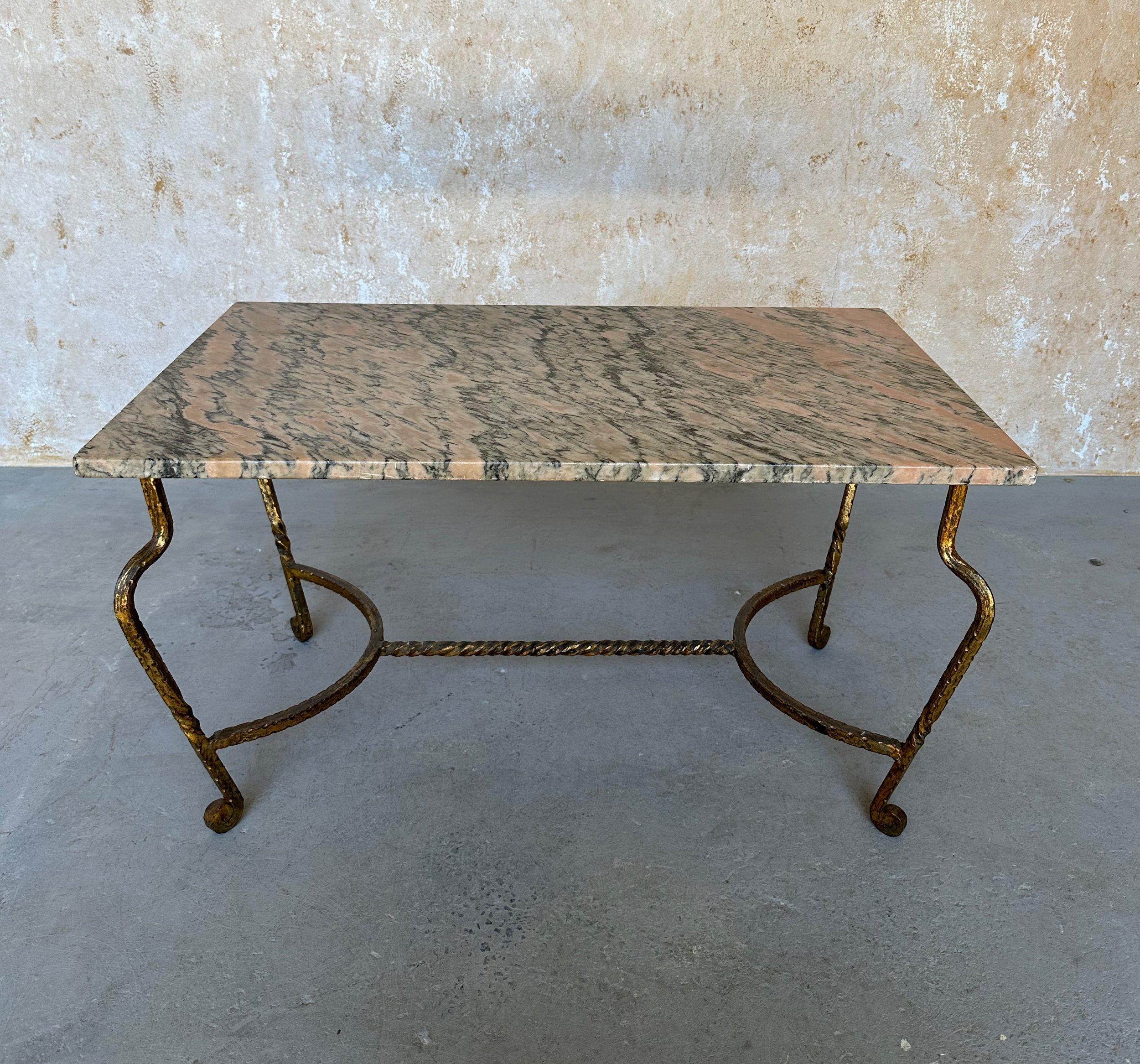Français Table basse en fer doré avec plateau en marbre rose et noir en vente