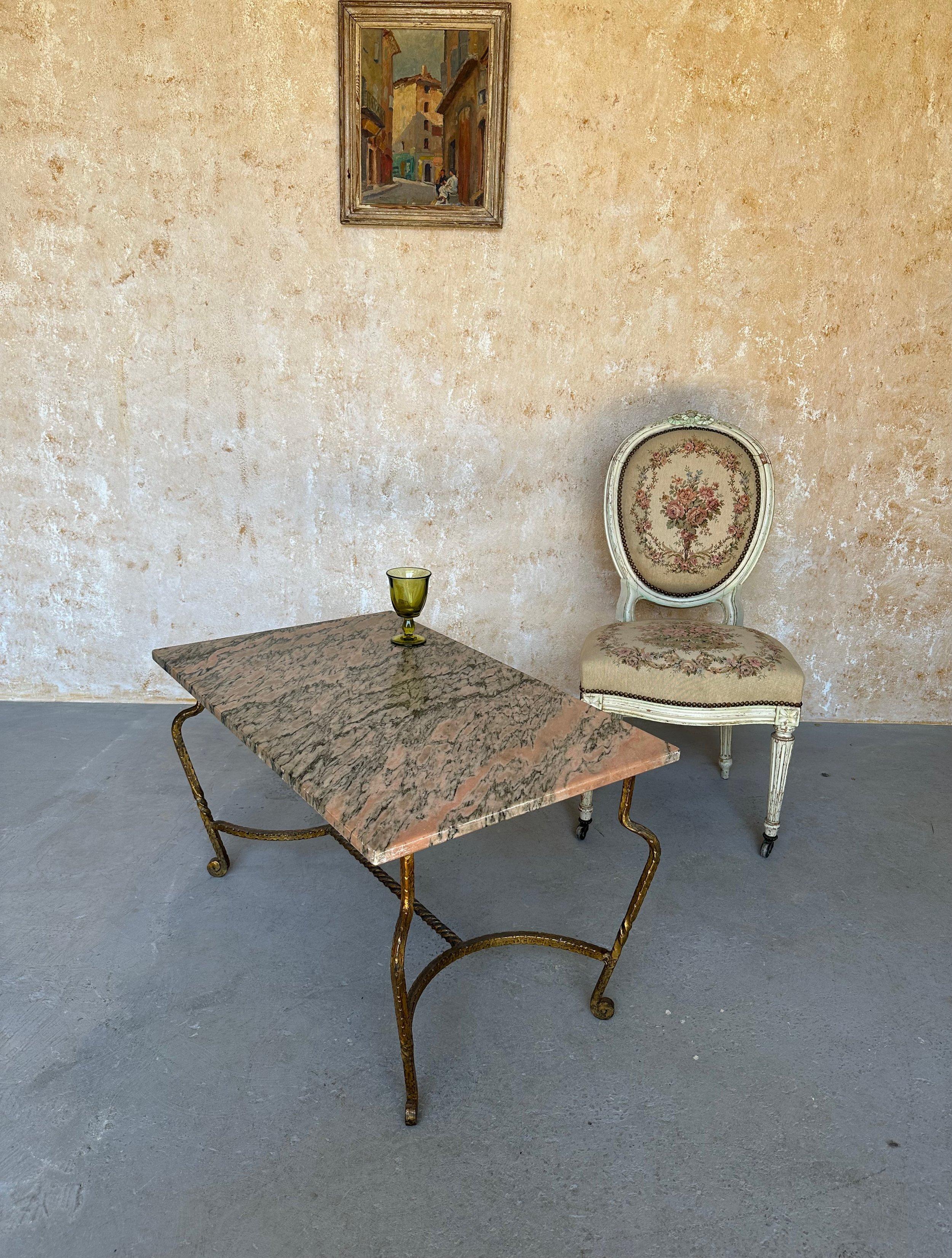Doré Table basse en fer doré avec plateau en marbre rose et noir en vente