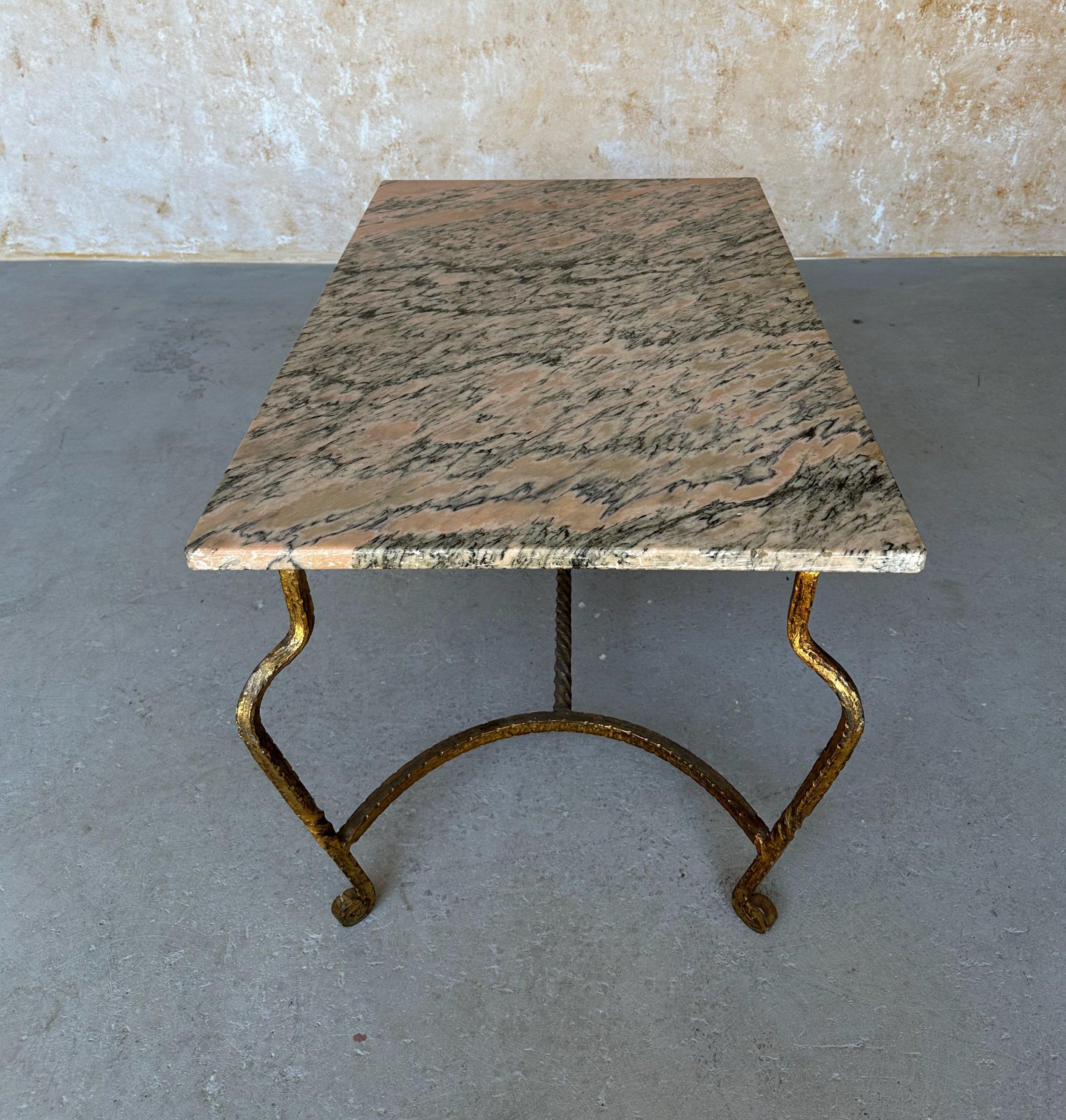 Milieu du XXe siècle Table basse en fer doré avec plateau en marbre rose et noir en vente
