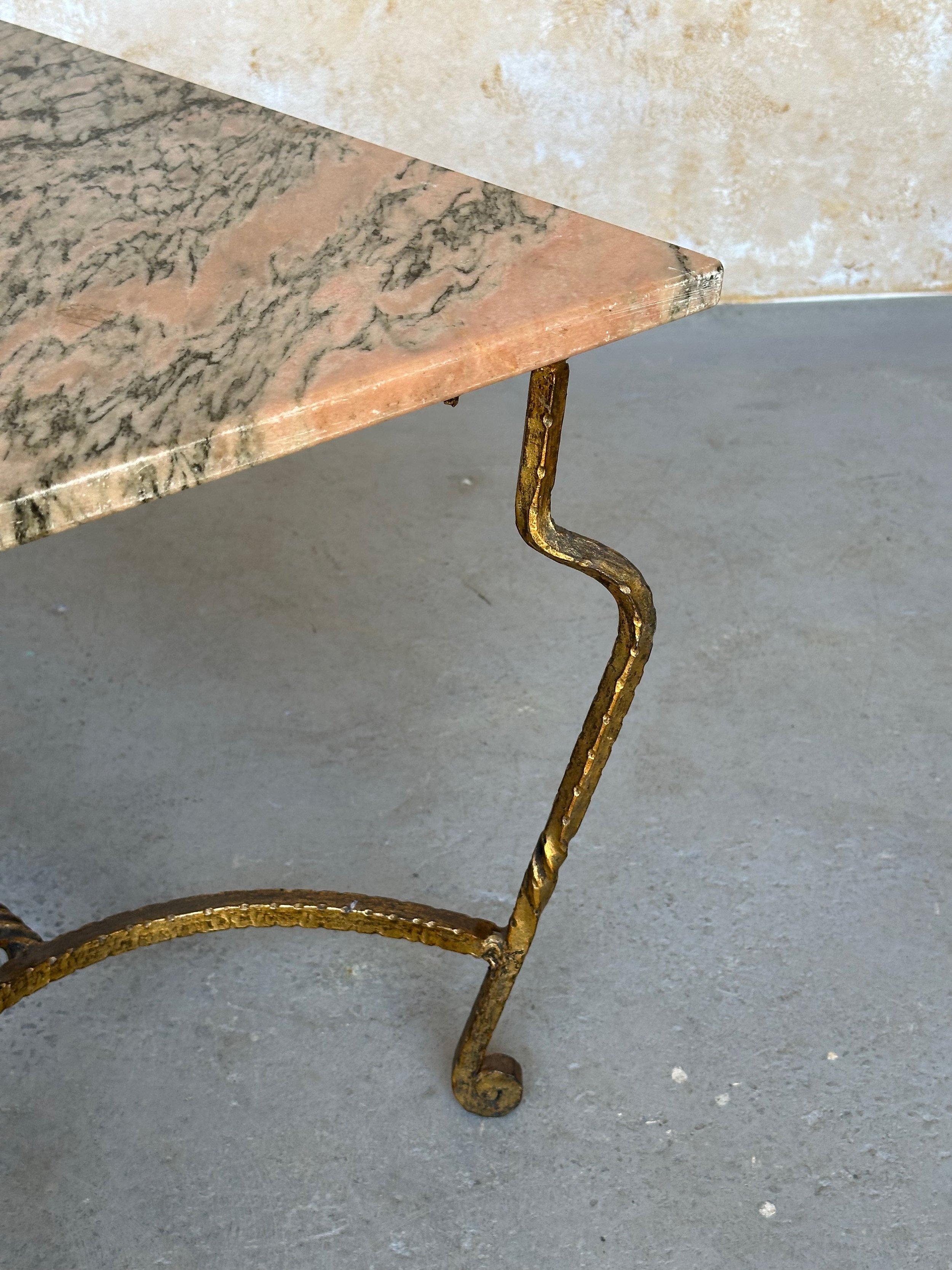 Fer Table basse en fer doré avec plateau en marbre rose et noir en vente